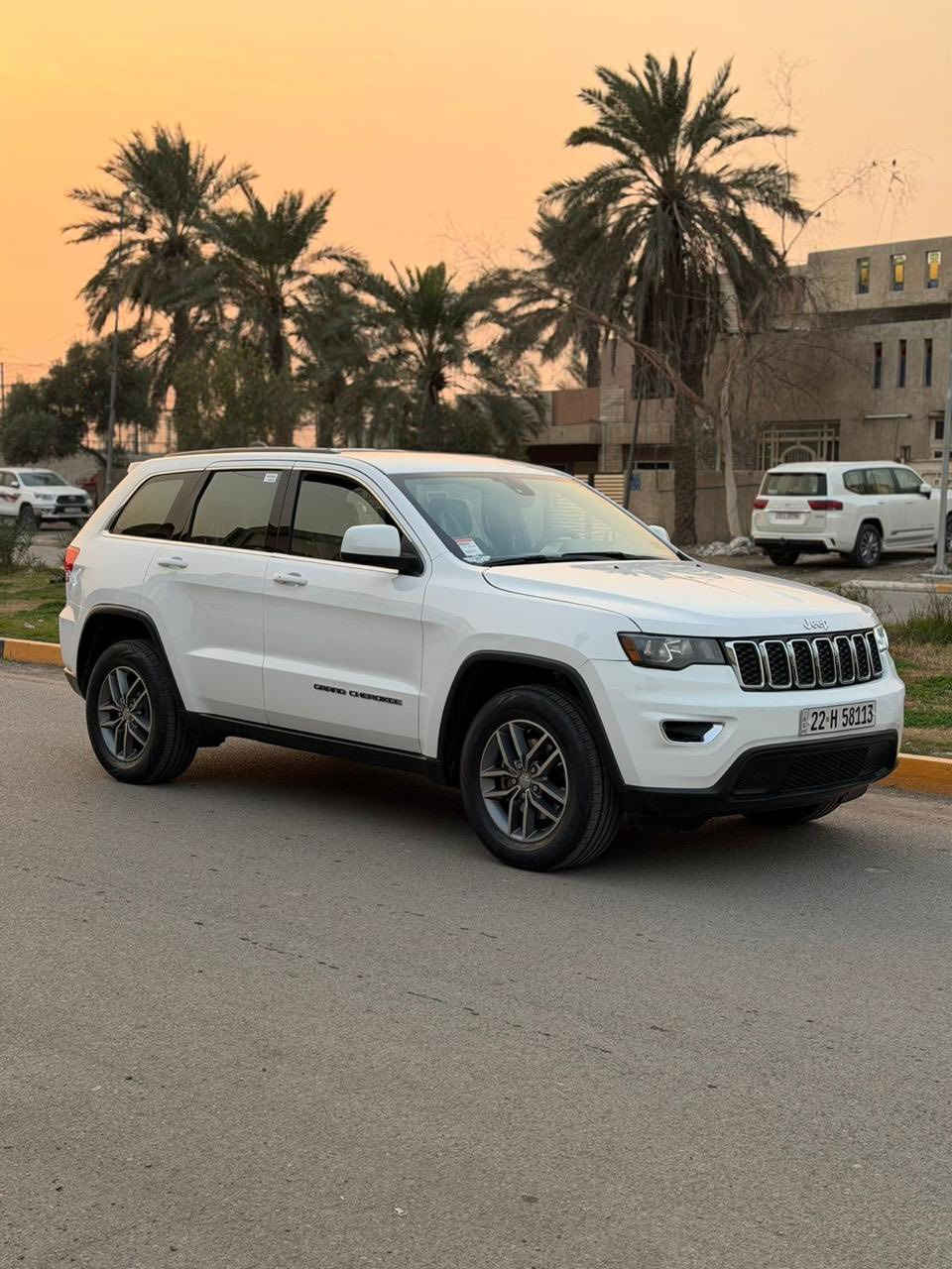 السلام عليكم للبيع جيب لاريدو 2017 وارد امريكي حادث خشم البنيد وخشم الجاملغ فقط كارت مسحوب شي قليل بدون تبديل وبدون صبغ سياره جديده وجاهزه من كلشي  رقم وسنويه جديد ايرباك طاك وراجع سستم / مواصفات مكينه 6 سلندر / شاشه صغيره كامره/ لايت علي ناصي زنون/ لد امامي وخلفي / تحكمات / توقيف ذاتي / وبعد بيه مواصفات ممذكوره السعر 208 وبيه شي بسيط مكاني بغداد صور الحادث مرفقه مع السونار   ***********
