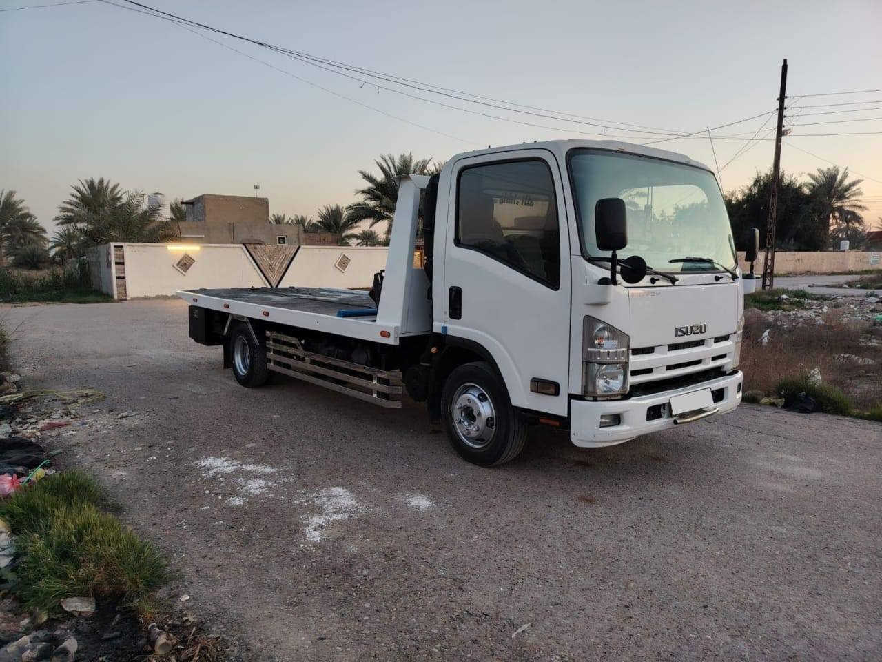 السلام عليكم ورحمة الله وبركاته للبيع ازوزا موديل 2012رقم سليمانيه انكليزي باسمي سنويه جديده تحويل مباشر كرين سطحي جاهزه من كلشي مكفوله من كلشي مسجله بل سنويه كرين سطحي محرك 115عادي بدون سوبر بدي تسكام حمال 3جكات طول 6الى ربع  عرض 220 للبيع اومراوس سياره صالون اخوان السياره كلش جديده واحلى من الصور وتجي وشوف بعينك وجاهزه حداده تخم تاير كير محرك تبريد للاتصال *********** مكانها بغداد
