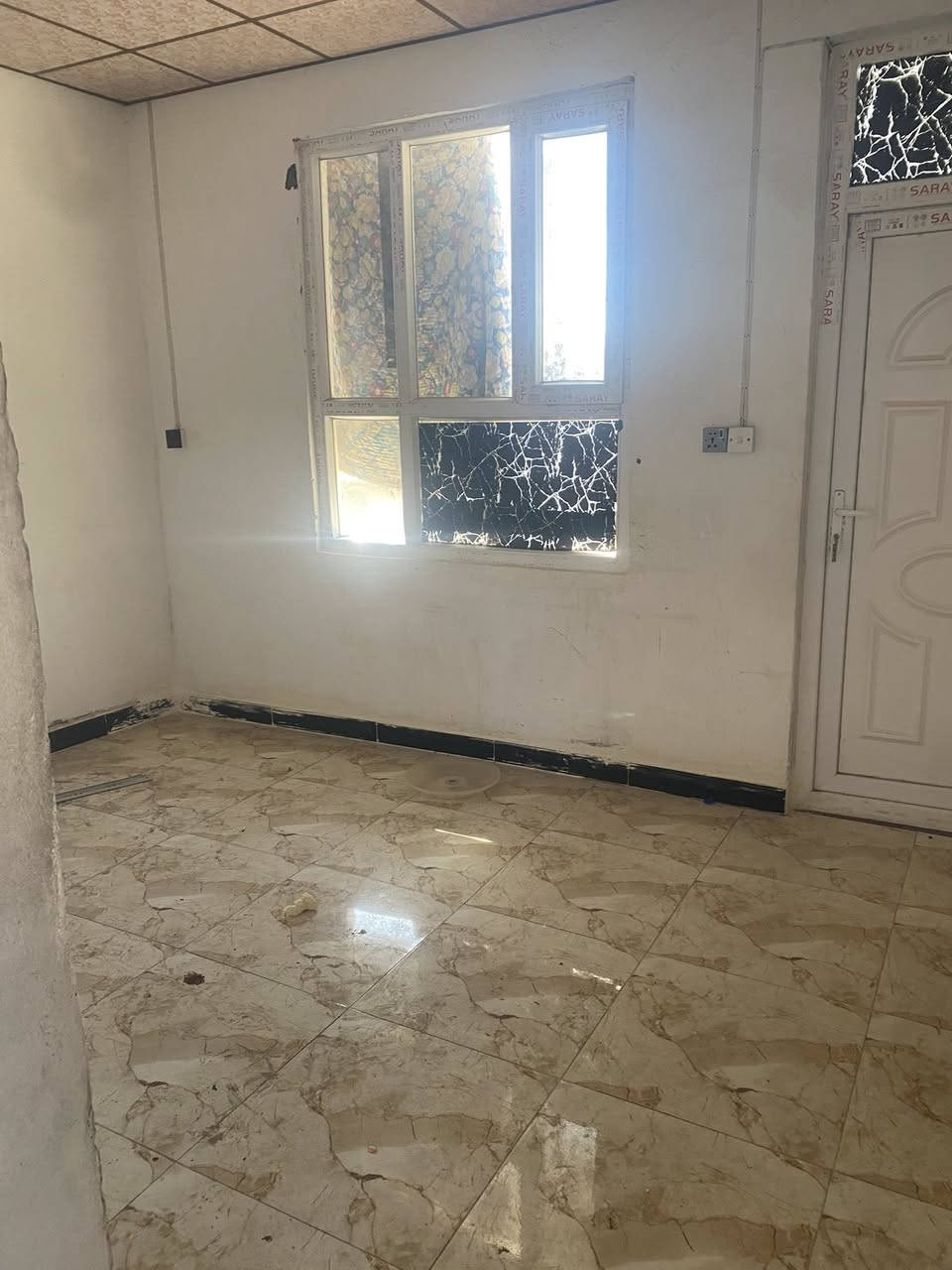 � فرصة ذهبية للإيجار – لا تفوتك 🚨
📍 شقة طابق ثاني بموقع حيوي جداً قرب تقاطع الوثبة
موقع مرغوب وقريب من كل الخدمات والأسواق والمواصلات ✨

🏠 تفاصيل الشقة:
▪️ غرفتين نوم مرتبات
▪️ صالة استقبال مريحة
▪️ مطبخ عملي
▪️ صحيات نظيفة
▪️ بلكونة بإطلالة حلوة

✅ مناسبة لـ:
👨‍👩‍👧‍👦 العوائل
🎓 الطلاب
👷 العمال
👬 الشباب

💥 شقة نظيفة وجاهزة للسكن فوراً
💥 موقع يخدمك بكل شي تحتاجه
💥 السعر مناسب مقابل الموقع والمواصفات

📞 للحجز والاستفسار: ***********
📲 متوفر واتساب – رد سريع

⏳ لا تضيع الفرصة… اتصل الآن قبل ما تنحجز 👌
