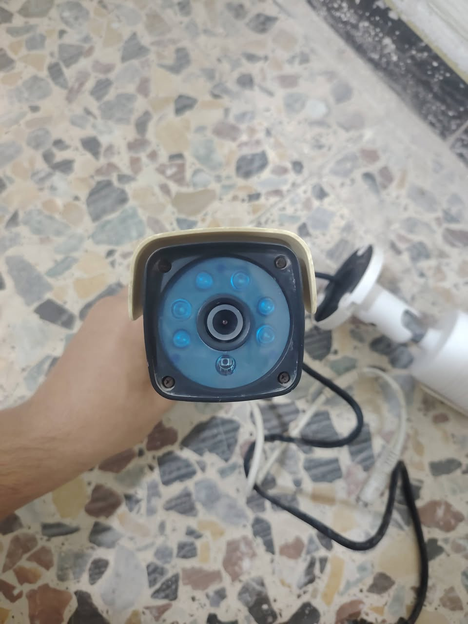 كامرات عدد 2 للبيع مستعمله شغاله 100٪
1-Aswar HDX 2.0 SERIES
الدقة (Resolution): 2.0 ميجابيكسل، يعني تعطيك صورة وضوحها 1080p (Full HD).
التقنية: تعمل بنظام AHD، يعني تربطها بكيبلات الـ Coaxial العادية.
الرؤية الليلية: تحتوي على حساس IR (الأشعة تحت الحمراء) يشتغل تلقائياً بالإضاءة الضعيفة، مداه يوصل تقريباً لـ 20 إلى 30 متر.
العدسة: غالباً تجي بعدسة ثابتة 3.6mm تعطيك زاوية رؤية عريضة تغطي مساحة جيدة من الكراج أو الشارع.
الجسم: مصممة تكون مقاومة للظروف الجوية

2-كاميرا وينبوسي
الدقة: 2.0 ميجابيكسل (Mega Pixels) كما مكتوب على الليبل بالصورة، وضوحها ممتاز للمراقبة المنزلية.
العدسة (Lens): 3.6mm. هاي العدسة تعتبر "الجوكر" لأنها لا هي ضيقة ولا هي واسعة زيادة، تطلع ملامح الوجه واضحة على مسافة متوسطة.
نظام الإشارة: PAL، وهذا النظام هو المتوافق وية أغلب أجهزة الـ DVR بالعراق.
الطاقة (Power): تحتاج محول DC 12V وتستهلك تيار يوصل لـ 2000mA (يعني 2 أمبير).
المنشأ: صناعة صينية (Made in China) من شركة متخصصة بأنظمة المراقبة.

 القطعتين على 30 الف دينار قفل ما ابيع قطعه وحده
العنوان بغداد الغزاليه 
هـ/ ***********
