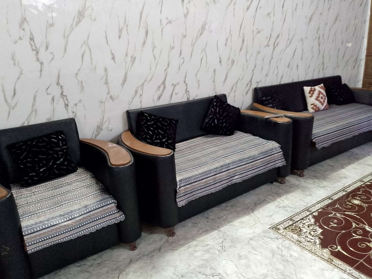 تخم عشرت مقاعد نضيف جدا سعر ٢٠٠مكاني التاجيات رقم ***********
