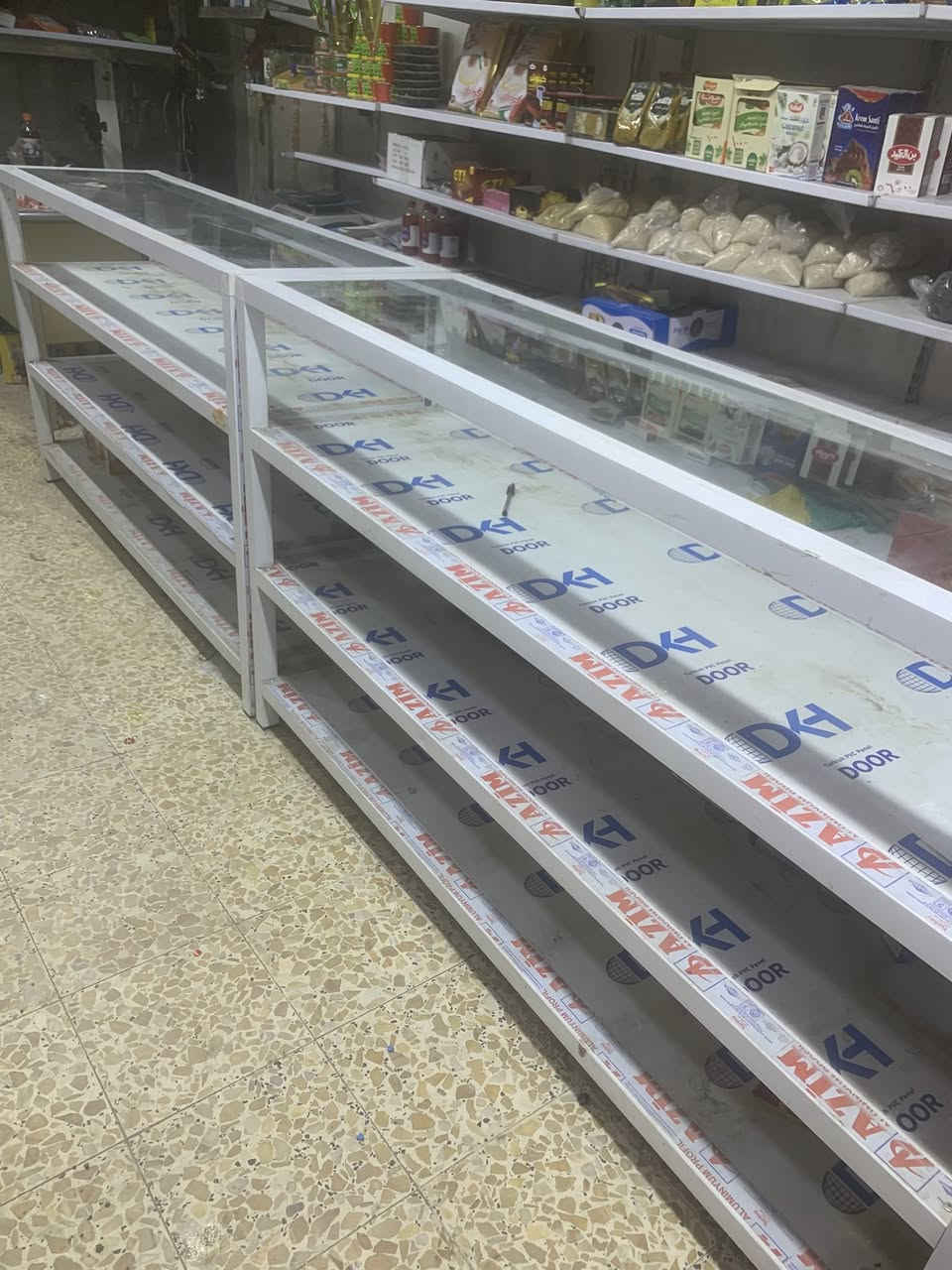 السلام عليكم محل تصفية غذائية ومنظفات + عارضة عمودية + فاترينات عدد ٢ + رفوف + سلات جبس   ال غراض كدامكم بالصور  السعر مليونين ونص   الموقع بغداد الجديدة 
الرقم ***********
