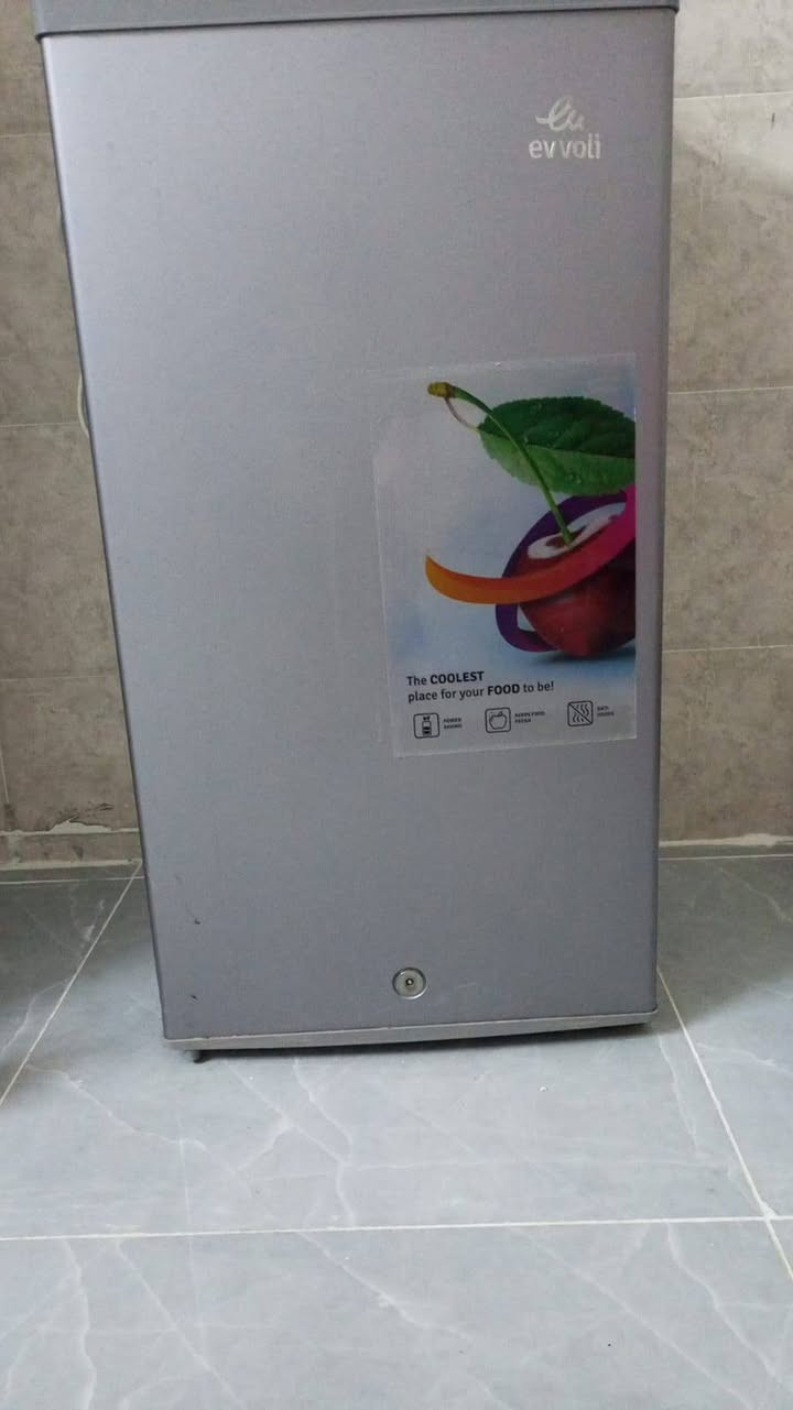 السلام عليكم عندي هاي ثلاجه صارلي أقل شهر من اخذتها بعدها جديده اخذتها ب ١٥٠ رايدها ب ٩٠ قفل مكاني نجف رقمي واتساب ***********
