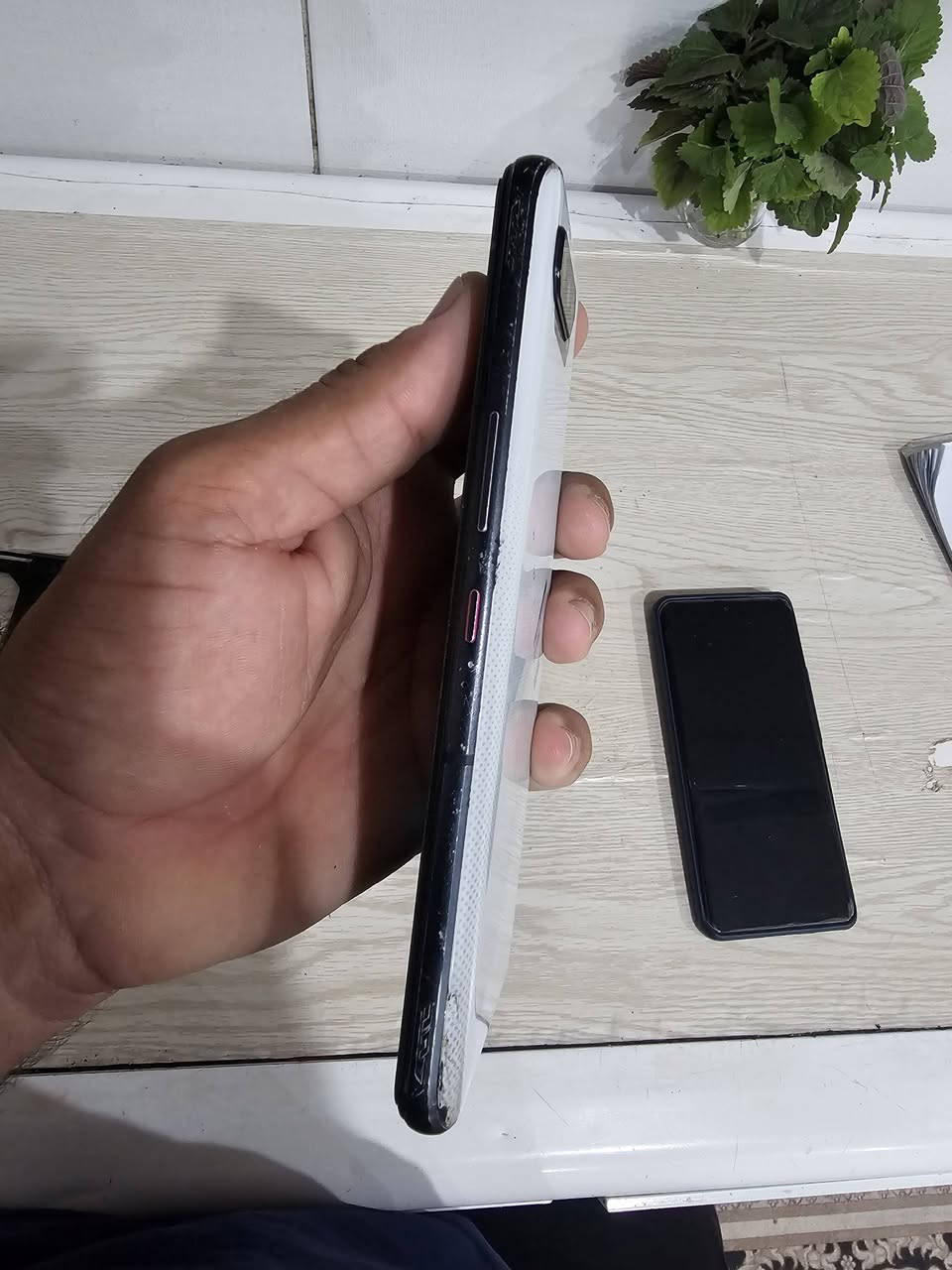 روك فون ٥ جهاز مخصص للألعاب 
يدعم شريحتين اتصال وبصمه مدمجه بشاشه 
رام ٨ وذاكره ١٢٨ 
يدعم ببجي ٩٠  فريم حقيقي 
سلس كلش وسريع بتصفح والالعاب 
يدعم منفذين للشحن
 بسماعات ستيريو وصوت قوي 
شاشه ١٤٤ هرتز 
الجهاز مفتوح مبدل فقط فلاتت شحن ببلاديه جهاز اخر 
الباقي بدون عيب 
فقط جهاز بدون ملحقات 
اربيل كاريزان قرب سوق  المناره 
سعر ٢٠٠ الف مجاله بسيط جدا 
او مراوس حسب القناعه


**إذا كنت صاحب هذا الإعلان وتريد حذفه لأي سبب، رجاءا أرسل رسالة إلى الدعم الفني**