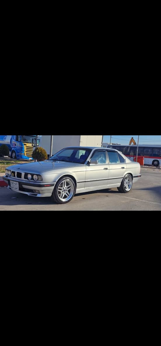 بەناوی خودا 
BMW 525  دیجیتەل
مۆدێل ٩٤
بێ لێدران
بؽ قەپوو قۆپ
تەبرید سارد و گەرم 
چوار تایەی نوێ
کوشین جلد
جوار جام کارەبایی
ناو و دەرەوەی لۆکە
بؽ سەرف و بوخار 
گێر و مەکینە بەشەرتی فیتەر 
تەقە و رەقەی بەشەرت
تەحویل و بەناو کردن بەشەرت
سعری ٦٨ و مەجالەکی زۆر کەم
موشتەری نی سەرم مەیەشینە 

لە هەولێرم
***********
*********** أربيل, العراق
