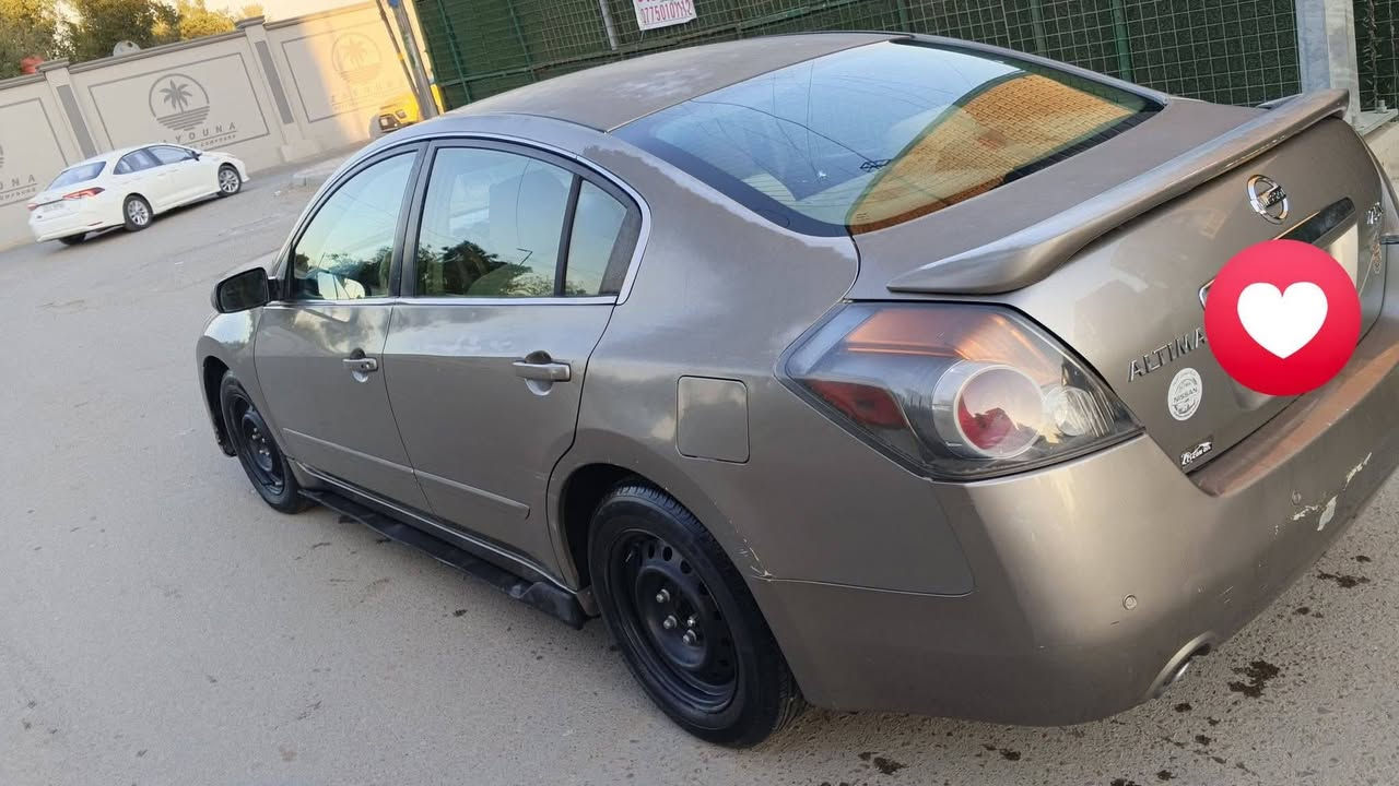 السلام عليكم سياره نيسان التيما للبيع موديل ٢٠٠٩ وارد امريكي بني غير محدد حادثها جاملغ خلفي ايمن السياره بيها مكانات صبغ سياره نضيفه تبريد ثلج تخم تاير جديد باتري جديد سياره نضيفه مابيها نقص السعر ٧٥ ورقه  وبيها مجال للطيبين العنوان بغداد زيونه للاستفسار الاتصال ***********

