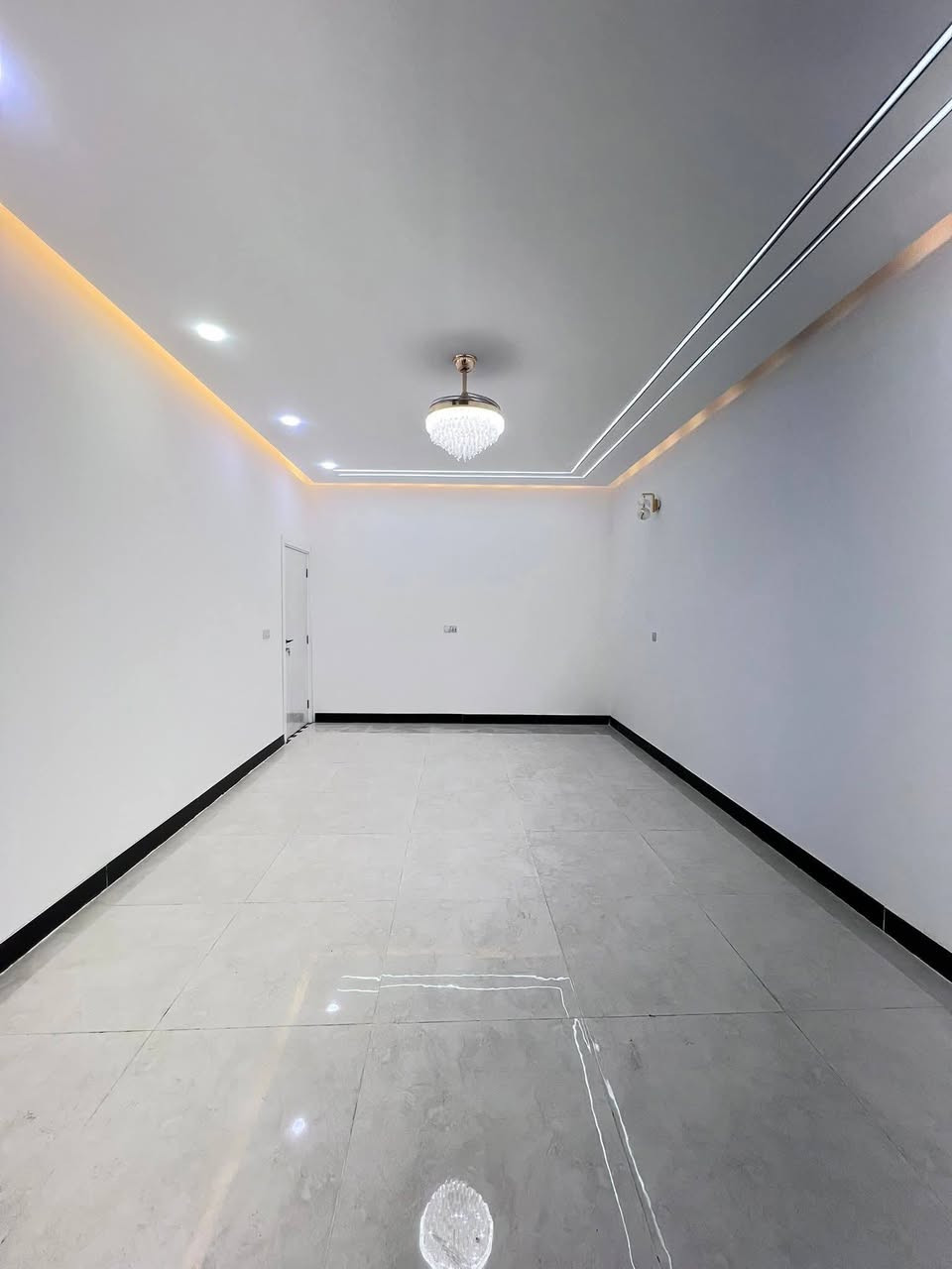 سلام عليكم بيت للايجار فقط استثمار واسوي عقد ويا المأجر يحتوي على 4 غرف ومطبخ حار وبارد واستقبال وصالة وصحيات البيت جديد مساحة 200 متر بي سخان وماطور مكان البيت بحي الرشيد ورة مدرسة الحكيم ايجارة 400 اهم شي عائلة تحافض على بيت الاستفسار اكثر وتساب ‏‪***********‬‏
