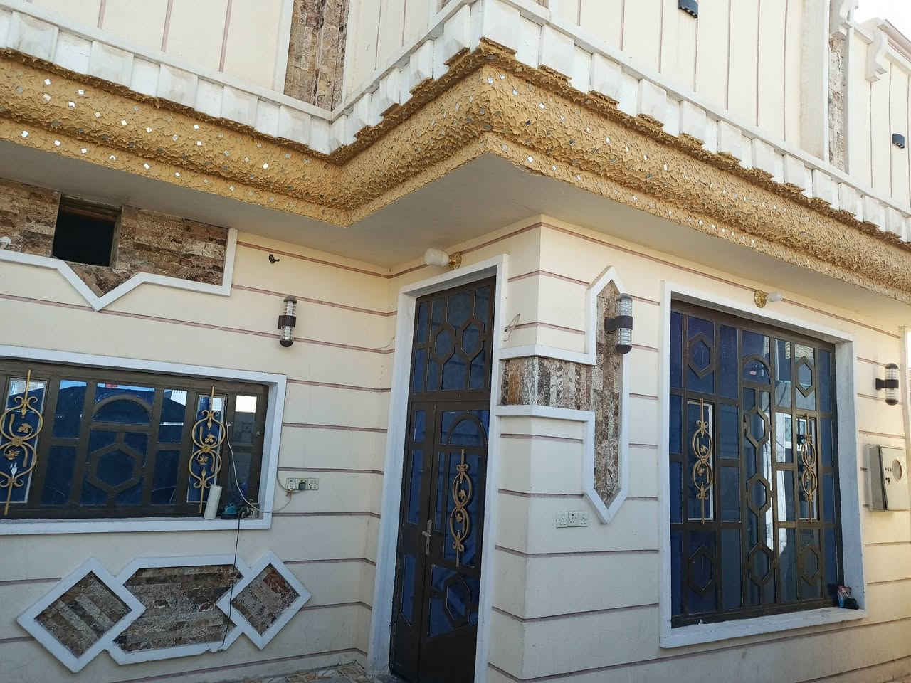 بيت 200 م طابق واحد ركن على ساحه غرفتين هول استقبال حمامات 2
حله حي المعلمين قرب ملعب علي ناصر 

للاتصال ***********
