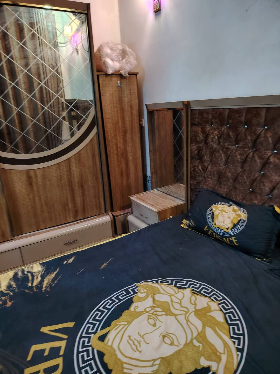 السلام عليكم غرفه تركيه للبيع ضخمه ٨ قطع السعر ٤٥٠ وبيه مجال رقم مبايل ***********
