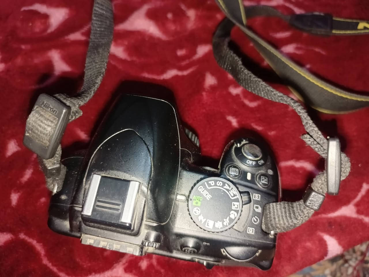 نيكون 3100 مع عدسة 18_55 للبيع 250 الف المكان بغداد للاتصال ***********
