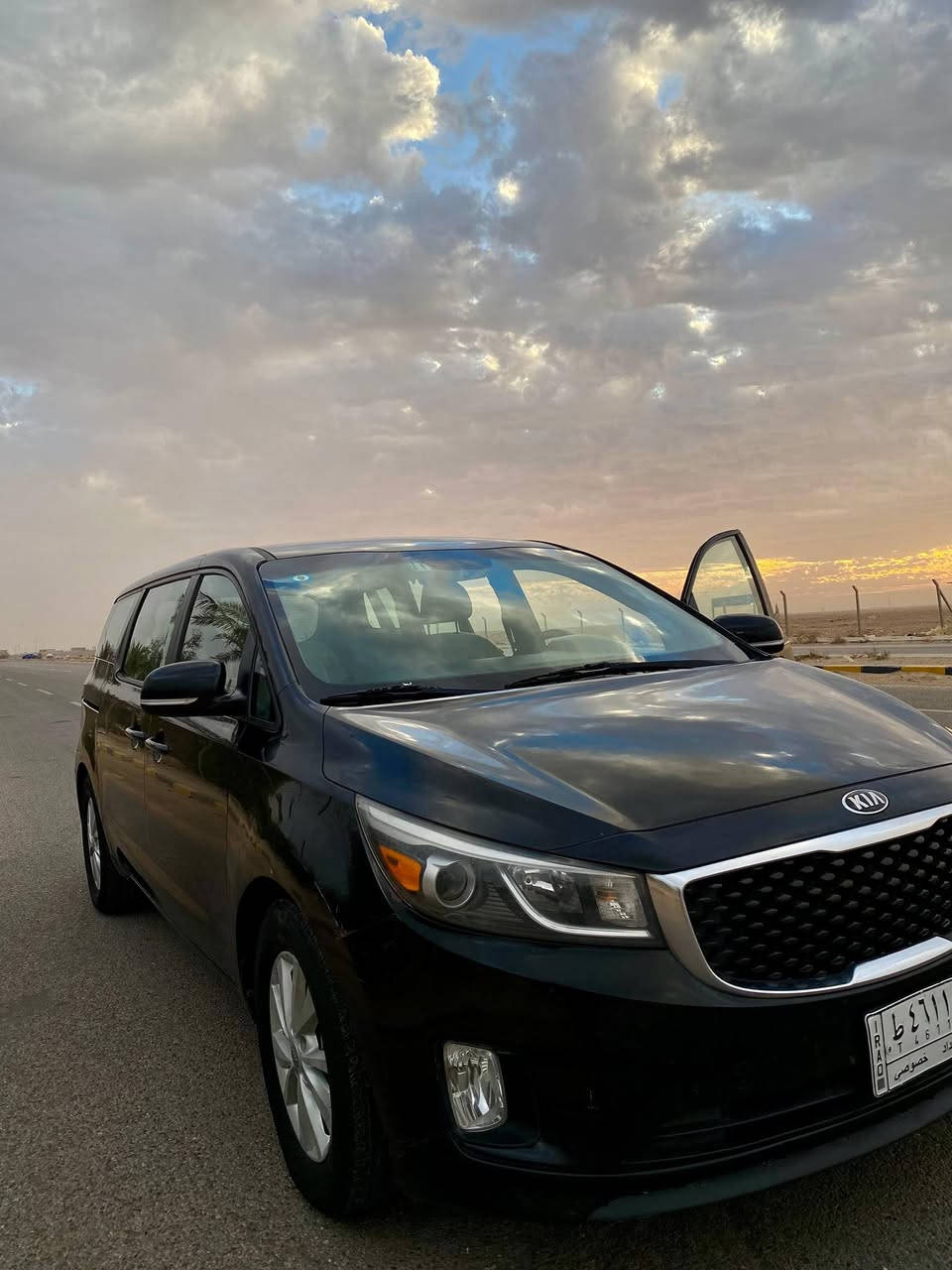 كيا سيدونا 2017 بغداد بسمي مشروع وطني LX  للبيع وارد أمريكي ظرر قسم من الجاملغ الخلفي الأيمن وشويه من غطاء الصندوق لا صبغ ولا تبديل السياره بلاد محرك JDI 3300 مواصفاتها معروفه السياره في النجف سنويه لغاية 2029 ابواب خلفيه سلايد كهربائيه وريمونت تبريد تدفئه ثلاث قطع منفصل كشنات تنطبگ كشن السائق كهربائي .
السعر 175 مع المجال .للأستفسار *********** .
