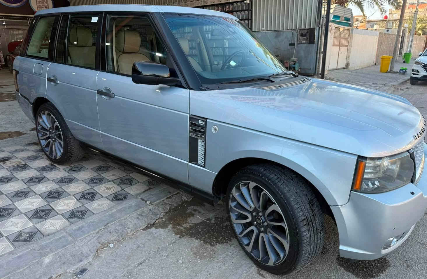 رانج روفر فوك  وكالة شركة سردار
مكفولة كفالة عامة من كلشي بشرط بس الدعاميات جمالية 

مكان السيارة :- النجف

الموديل :- 2010

اللون :- رصاصي  

المحرك :- V8 بدون سوبر المرغوب 

العداد :- 200 الف كيلو حقيقي 

المواصفات فول فول 

:- بصمة 

:- سلايد 

:- كاميرا درجة 

:- رادار جانبي 

:- جكات  

:- مري شفط كهربائي 

:- كاميرا 

:- فور ويل 4✖️4 ( دبل اكسل ) 

:- ستيرن تدفئة 

:- كشنات جلد كريمي  

:- كشنات الخلفية تدفئة 

:- لايتات زينون 

:- حساسات

:- سماعات HARMAN/KARDON 

السيارة جاهزة وبشرط الكير والمحرك والحدادية والكهربائيات 

مرقم اربيل تحويل او وكالة حاظر

السعر 135 $ بيها مجال بعد المعاينة 

للاستفسار اتصل :-   ***********
