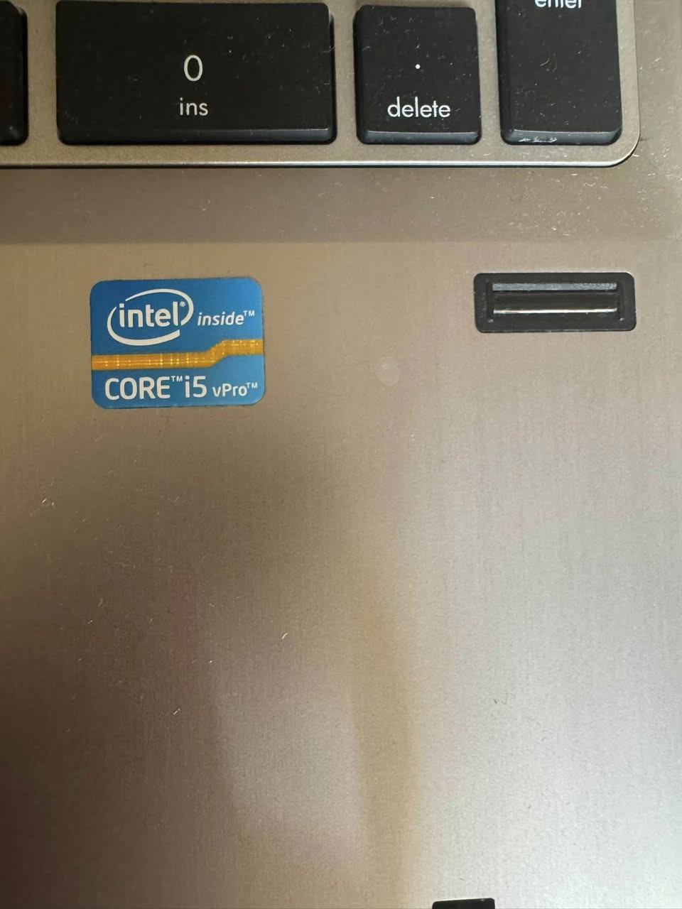 السلام عليكم لابتوب للبيع بسعر مناسب 90 الف وبيها مجال
المواصفات:

* المعالج: Intel Core i5 pro-2540M @ 2.60GHz
* الرام: 4GB
* كارت الشاشة: Intel HD Graphics 3000
* بصمة اصبع 
مناسب للدراسة، التصفح، الأوفيس، واليوتيوب
بطارية تدوم لاكثر من ساعة 
اللابتوب شغال بصورة ممتازة وخالي من المشاكل
بدون هارد شرط الفحص 
التواصل خاص


**إذا كنت صاحب هذا الإعلان وتريد حذفه لأي سبب، رجاءا أرسل رسالة إلى الدعم الفني**