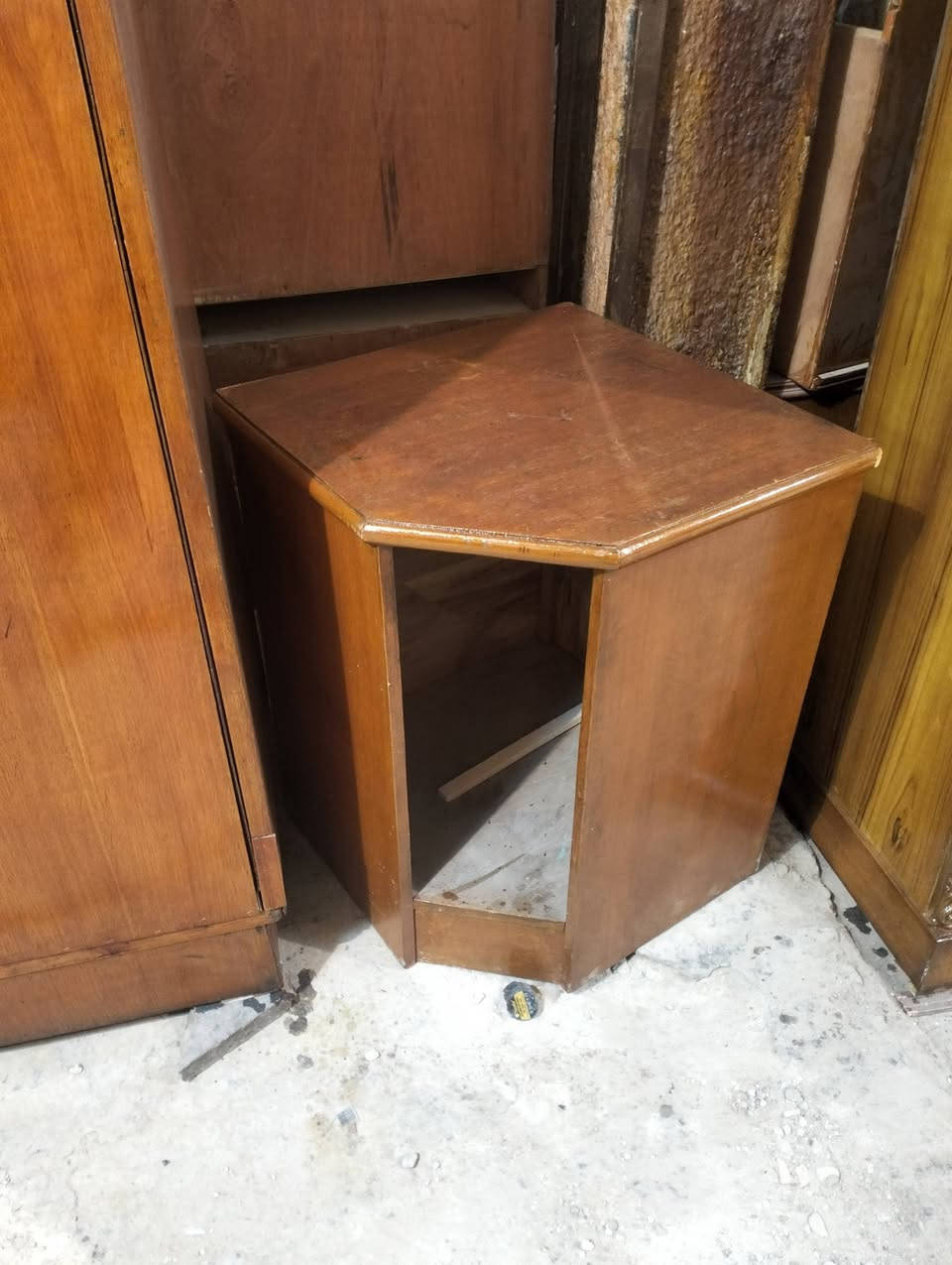 غرفه مستخدمه للبيع نضيفه 
مكان بغداد الامين ثانيه 
450 الف قفلها

***********
