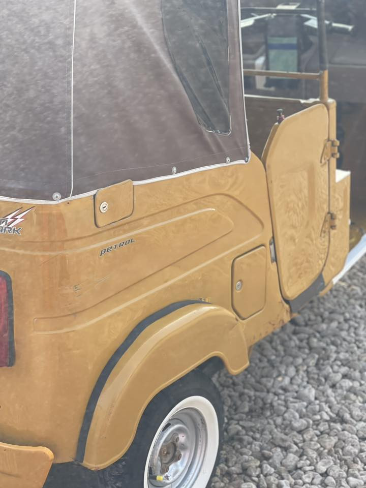 سلام عليكم تكتك للبيع موديل 21سنويه مكينه مامفتوحه كشر كدام عينك تكتك ماناقصها اي شي مكاني القاسم ***********
