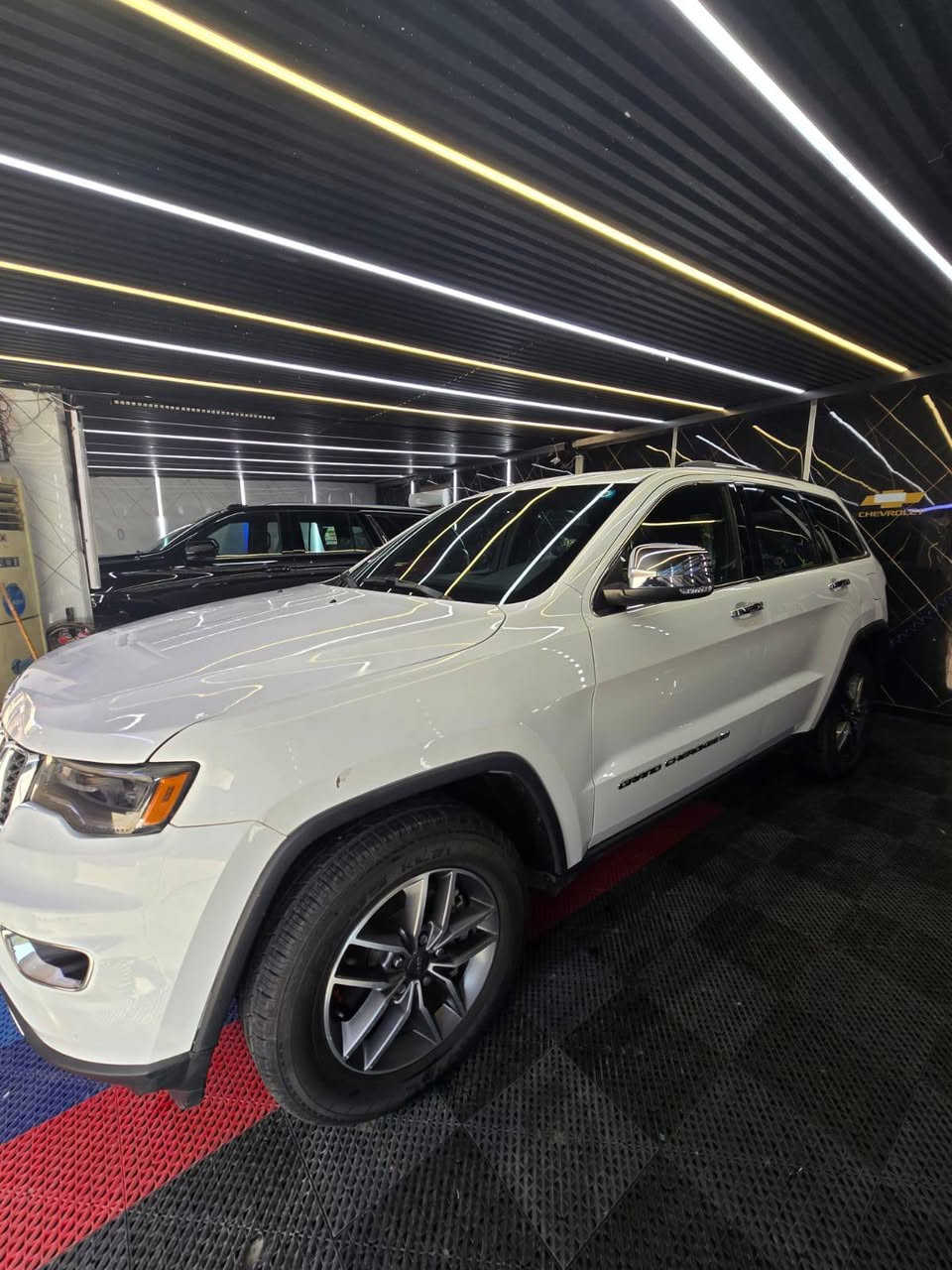 سلام وعليكم جيب
كراند شيروكي للبيع 
وارد امريكي 
حادثهة موضح بلصور 
موديل 2022 فول مواصفات 1/1 
السعر 226$ وبيهة مجال
الرقم ***********
