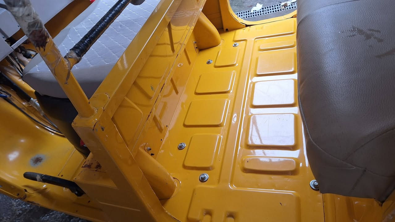 السلام عليكم تكتك ٢٠٢٠ بس مسجله بل سنويا ٢٠١٩ السنويا جديدة والهزه جديده رقم الماني  تحويل ثاني يوم شباب التكتك بلاديا برغي ممفتوح بيها لا من المكينه ولا من الكشر اسباين الشركه وياها وجك الشركه وياها متروكه جانت مماشيه بل شارع التكتك ماشيه 3000بس كفاله عامه من كلشي الرقم نينوى تحويل اي مكان تحب بغداد او خارج بغداد يدلل عليناالمشتري(بلاديا وين متحب جيك وين متريد وديها يم الفيتريه)السعر ثمانيه و400 وبيها مجال بسيط والشراي يتصل مكاني بغداد الجديده رقمي ***********
