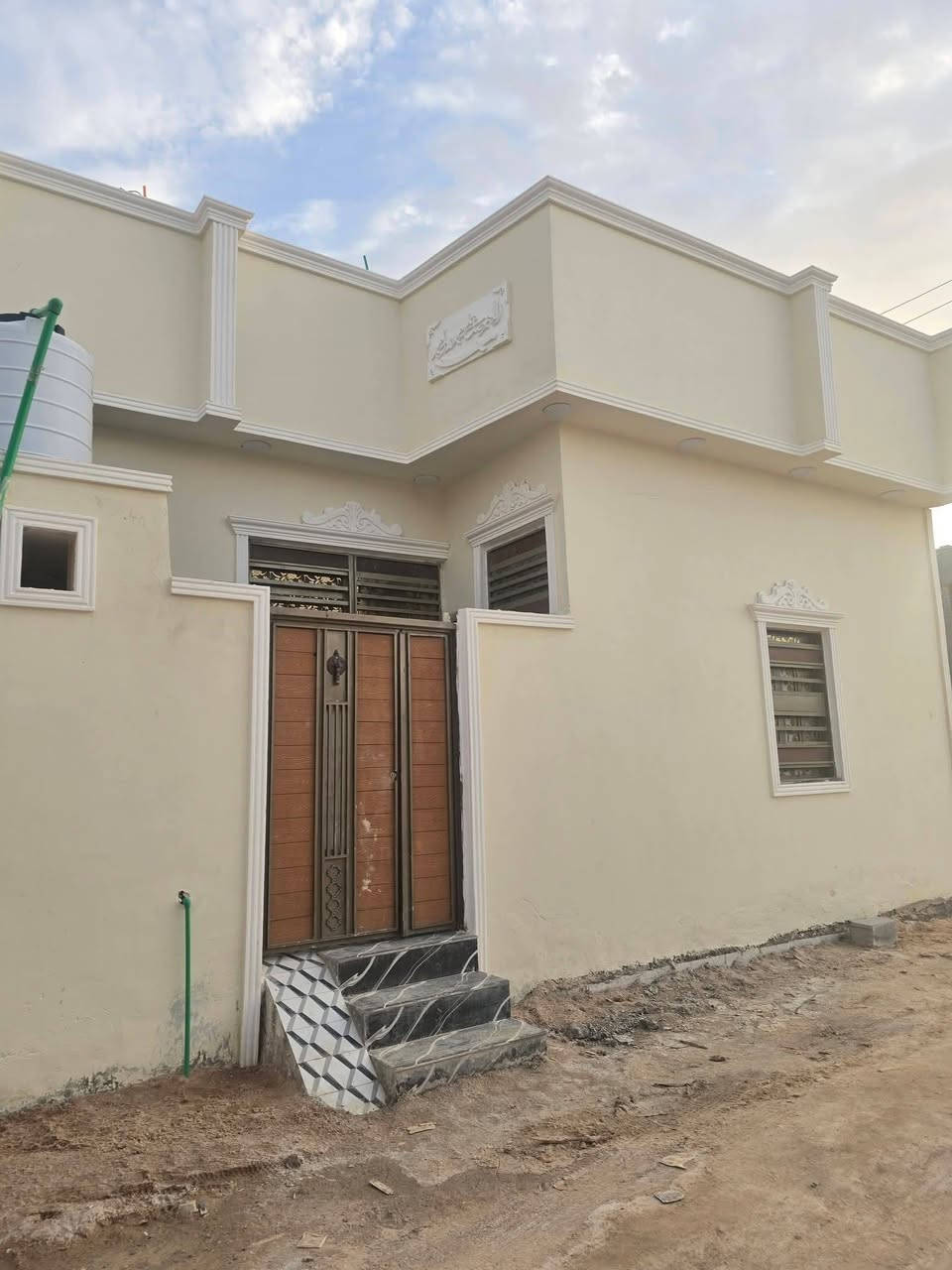 يتوفر الدينا بيت للبيع في ابي الخصيب حمدان طابو زراعي عراقي سند 25وكله ونسخه من طابو مباشر تكاتب معا ابو طابو عراقي موجود مساحة البيت 100 م مربع 10في10 يحتوي على 2غرف منام وصاله اوديوان اومبطخ اوكراج بيت بناء جديد شغل دراجة أولى جميع الخدمات منطقة متكاملة ثاني بيت عن تبليط سعر البيت 60مليون وقابل اللتفاوض مكان كلش حلوة إلا ستفسار رقم الهاتف *********** على شارع 9متر قير مسكون جاهز للسكن مكان كلش حلوة
