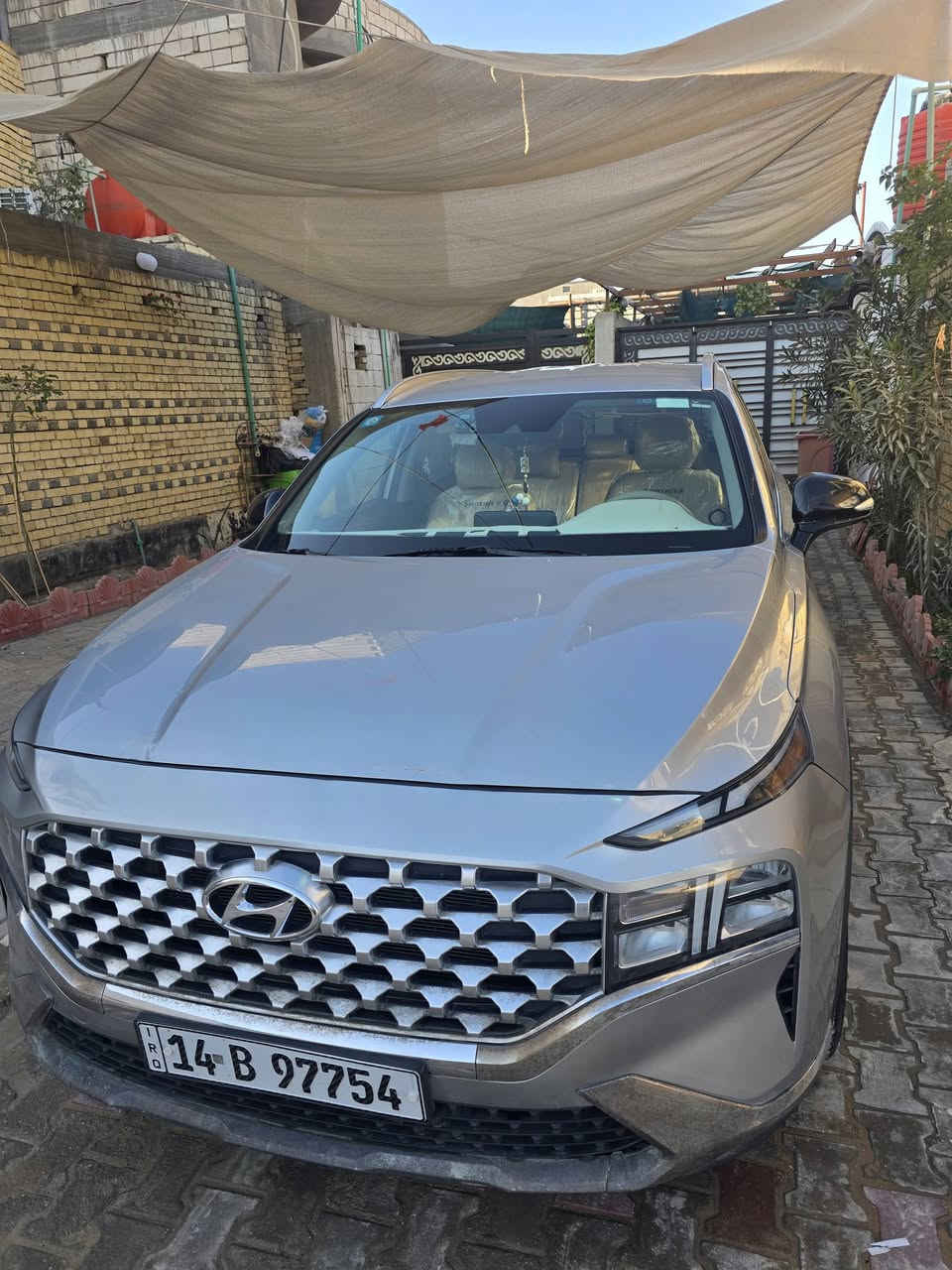 السلام عليكم للبيع هونداي سنتافي مديل 23وارد امريكي رقم بصرة ماشيه 40 وقابل لزياده محرك 2500 جي تي حادث بصيط موجود بلصور السعر 230 وبيه مجال هاذ رقمي ***********
