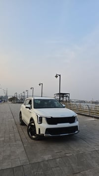 السيارة معروضة للبيع وهي من طراز جديد وأنيق بلون أبيض مميز. تبدو بحالة...