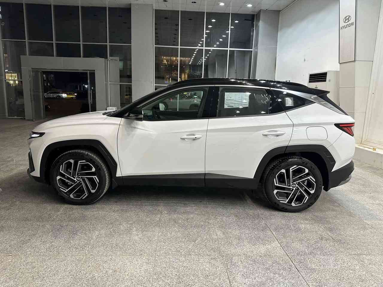 السلام عليكم
هونداي توسان  

موديل 2026 تو كلر قماره سوده

ضمان شركه هونداي الاولى 

محرك 2000 دوش

رقم بغداد سنويه باسمي ومثبت لوحات 

السياره زيروووو صفر كيلو متر

فول مواصفات قماره حديد 

بصمه وتشغيل عن بعد
صندوك كهرباء 
كراسي كهرباء وتبريد بالكشنات الاماميه
داخل مخمل ابيض
شاشه متصله تدعم كار بلي واندرويد اوتو مع كامره خلفيه دواره
حساس امامي خلفي
شاحن وايرلس 
هند بريك كهرباء واوتو هولد ومساعد نزول منحدرات وزر عرض الكامرات 
ويل كب حجم 19
لايت زنون وبك لايت لد
وباقي المواصفات 

مكان السياره بغداد المنصور

السعر 38 مليون 

***********
