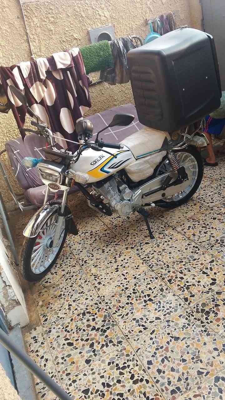 السلام علييكم دراجه سونيك 2025 صارلها شهرين نازله رمبه اشتغلت بيها سبوعين وعفتها وروح بيها هسه لشغلي وارجع وارايد ابيعها دراجه ابيعلكيها كامله هيه وصندوكها وستان لتليفون الدراجه بعدها باليلون الشركه بس تأير خلفي او ويل بدلته مكان بغداد سعر 800 قفل غير ال800 مابيع لا تخابرني رقم ***********
