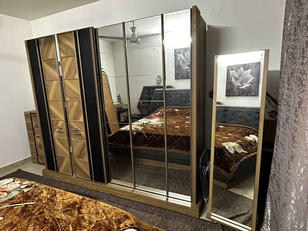 غرفة نوم تركية خشبها سويدي لونها صاجي ماخذهة من شركة ايدول غرفة فاخرة خشبها ثقيل جداً وجديدة كلش مابيهة اي ملاحظة ميز تواليت ليد السعر مليون وربع 
غرفة نوم تركية شبابية 3 اسرة وكنتور عدد 2 ميز تواليت وكومدي مجرات عدد 1 وكومدي جرباية عدد 2 الغرفة نظيفة السعر 350 الف 
سبالت نوع توسوت عدد 2 انفيرتر واحد طن شغالات وبحالة ممتازة واحد لورد سيريس واحد مون سيريس
السعر 300 الف
شاشة نوع كوسونيك حجم 42ب 100 الف 
شاشة نوع هيرو حجم 32 ب 50 الف 
ساعة جدارية فيكة السعر 50 الف 
 
مكاني حي الاعلام ***********
