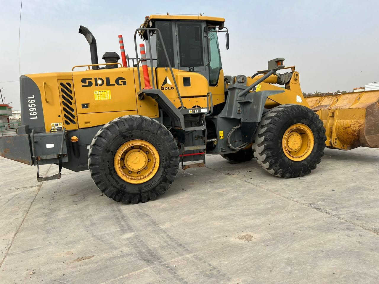 السلام عليكم شفل للبيع حجم 956 ال جي درب البحار محرك كتر  موديل 2011 مكفول كفاله عامه رقم نجف بسمي سعر 365 وبيه مجال مكان واسط#الصويرة *********** ساعات العمل 75 الف ساعه
