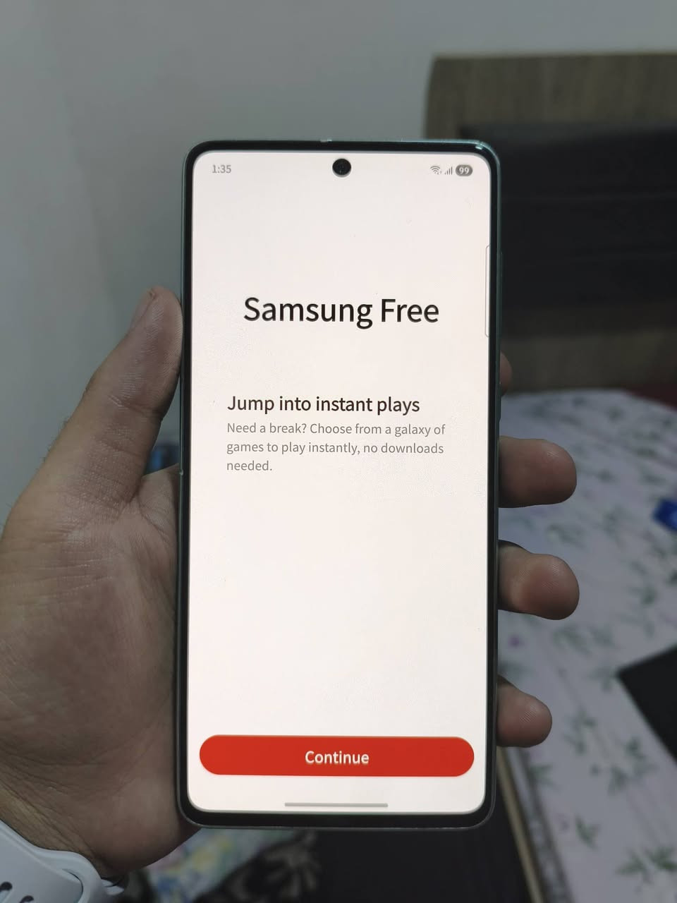 السلام عليكم
للبيع: هاتف Samsung Galaxy A73 5G

المواصفات الأساسية:

المعالج: Snapdragon 778G 5G (أداء قوي وممتاز للاستخدام الثقيل والألعاب ثابت مثل ببجي ينطي 60 فريم معالج سناب دراغون معروف بقوته وتحمله)

الشاشة: Super AMOLED Plus بحجم 6.7 بوصة، بتردد 120 فريم  (ألوان خرافية وسلاسة عالية جداً شاشات سامسونج أيضا معروفة بقوتها و دقتها والوانها الحلوة)

الذاكرة العشوائية (الرام): [ 8 جيجابايت ]

مساحة التخزين: [ 128 جيجابايت ]
الكاميرا الخلفية: رباعية، الأساسية 108 ميجابكسل مع مثبت بصري OIS (لتصوير احترافي ودقيق). أما تصويرها جيدة من ناحية فئتها السعرية يعني مو تقارنها بأجهزة الاسعارها مليون و فوك الفلاكشيب لا وانما بسعرها هذي جيدة جدا

الكاميرا الأمامية: 32 ميجابكسل.
البطارية: 5000 مللي أمبير، تدعم الشحن السريع 25 واط (بطارية ممتازة تمشيك يوم كامل براحة اذا استخدام طبيعي وسوشال ميديا).

مميزات إضافية بالجهاز:

يدعم شريحتين سيمكارت + كارت ذاكرة خارجي حتى 1 تيرابايت يعني 1024 جيجابايت

مقاوم للماء والغبار (بمعيار IP67)

سماعات بصوت ستيريو (Stereo Speakers) محيطي وعالي

بصمة سريعة مدمجة تحت الشاشة
يدعم شبكات الجيل الخامس (5G)

تفاصيل البيع:

حالة الجهاز: [ نظيف جداً ومحافظ عليه وما بي اي عيب]

الملحقات: [كاملة هي والكارتونة ووصل الشراء]

السعر: [250,000 الف فقط وبي مجال حك جيتكم مو مشكلة تاخذها من باب بيتي مرتاح وراسك بارد وتفحصه كامل]
المكان: [عنواني كركوك]
للتواصل: [رقمي الواتس *********** أو ماسنجر راسلوني براحتكم]
