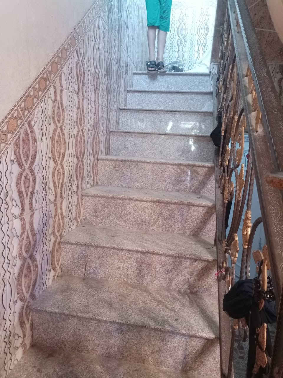 عقارات ابو مصطفى العبودي 
دار للبيع حي #المــكرمه ثاني بيت عن شارع #الطاقه التجاري 
#موقع مميز جداً 
بناء  نضيف 
#المساحه/ 86 متر 
 مربعه واجه 7 اله ربع 
#طابق واحد يحتوي ع غرفه نوم وصاله ومطبخ واستقبال وصحيات داخليه وخارجيه 
#للستفسار مراجعه عقارات ابو مصطفى العبودي 
*********** مصطفى العبودي 
موقع #المكتب/ ،حي المكرمه شارع الطاقه بجانب مطعم سيد سعد
