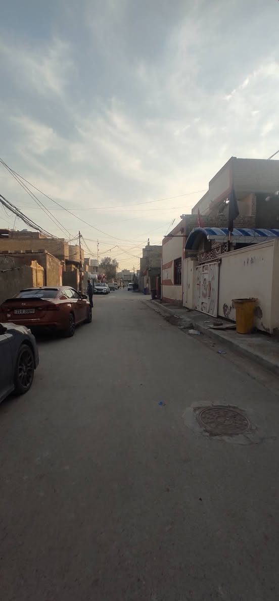 سلام عليكم توفر عندي بيت مساحه 100متر طابقين --جبها5--نزال--20ا--لبيت واقع الحال مكاتبه فقط موقع البيت البلديات المعسكر قرب افران لبنان شارع مرور وشارع صوره لبيت بناء حديث منطقه كامله كل الخدمات مي مجاري كهرباء تبليط. اكو اثاث ينباعن من ضمن البيت  الاستسفار اكثر ***********رد واتساب ماسنجر
