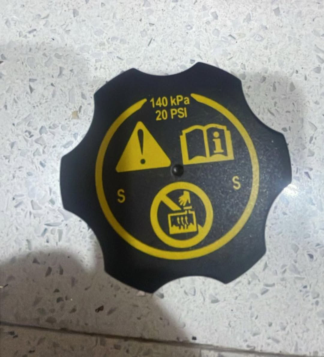 متوفر قيق راديتر الماني الصنع 
 شوفرليت جمسي يوگن تاهو كاديلاك 

السعر 20 
متوفر 10 قطع 
يوجد توصيل 
***********
