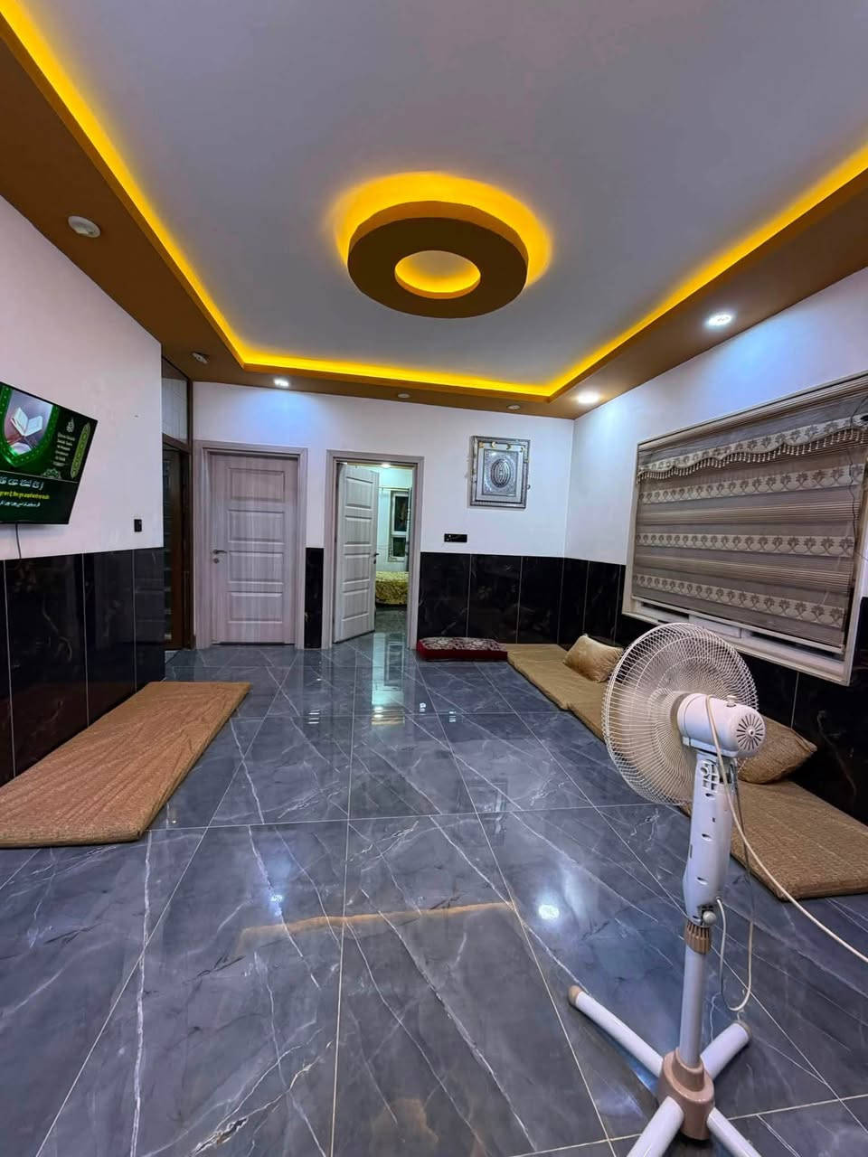 🏡 للبيع – دار مميز في حي البكر
(للمعرفه السعر اكتب تم في التعاليق)‼️‼️
📍 الموقع: حي البكر
📐 المساحة: 250 متر
📏 الواجهة: 10 متر
🛣️ شارع 20 متر مع رصيف 5 أمتار
📄 السند: طابو زهور – شرط تحويل

✨ الدار مكوّن من طابقين وبناء مرتب وجاهز للسكن:

🔹 الطابق الأرضي:
* كراج
* هول
* استقبال
* مطبخ
* صحيات
* غرفتين نوم

🔹 الطابق الثاني:
* 4 غرف نوم
* هول
* صحيات
* بيتونة
* سطح
🏠 دار مرتب بموقع مميز، مناسب للسكن العائلي.
📞 للاستفسار: *********** | ***********
