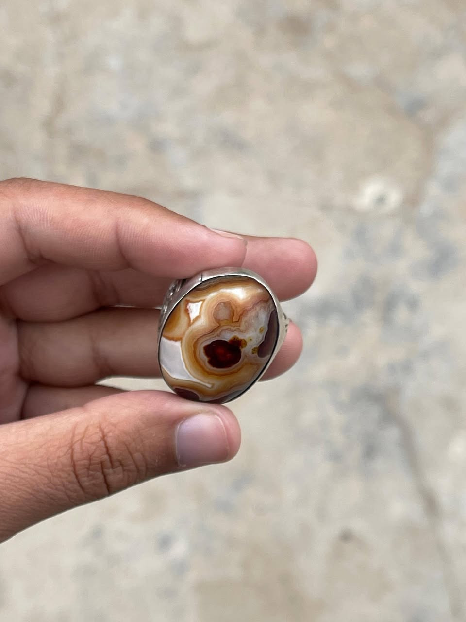 سلام عليكم
محبس سليماني من العيار الثقيل والنوادر اخوان 
مصور بي تصاوير واضحه وصريحه
1_ صورة شخص معمم منطي ضهره 
2_ صورة وجهه 
3_ صورة شخص يركع  
بل اضافه بعض التصوير ماتضهر عل كامره


**إذا كنت صاحب هذا الإعلان وتريد حذفه لأي سبب، رجاءا أرسل رسالة إلى الدعم الفني**