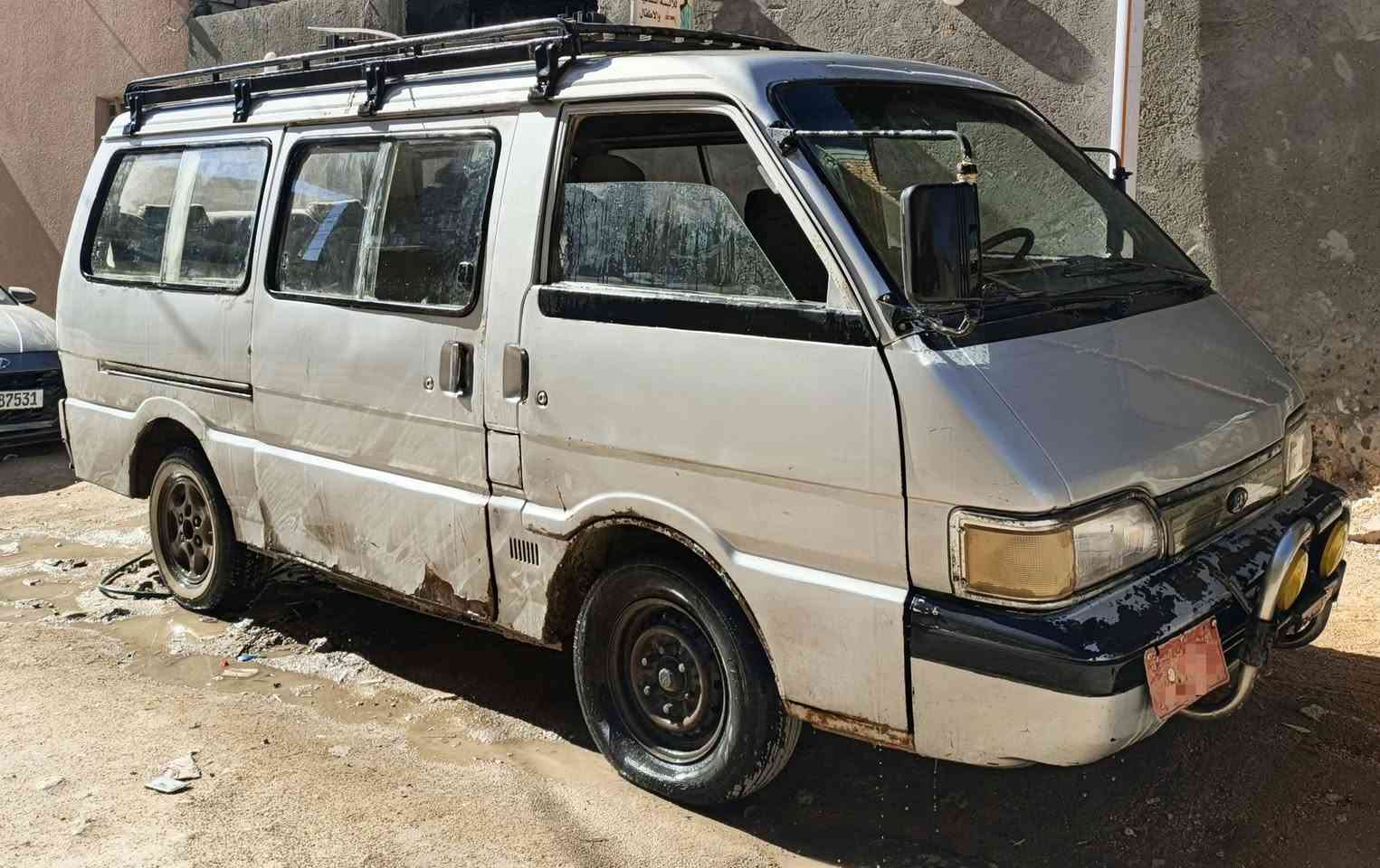 السلام عليكم 
سيارة للبيع في كربلاء 

باص Kia Besta موديل 1993
سيارة نضيفة 
بيها وصل خط ساري ( حي العامل ) مصفره هيئه 
مكينة ممتازة ما تصرف دهن
شاصي مرتب
حامل سقف + حمايات أمامية
أوراق كاملة   / خط صدامي احمر ( مداور وكالة ) 
السعر   (30 ورقة ) وبيها مجال 
واتساب أو اتصال   0784 746 0360
