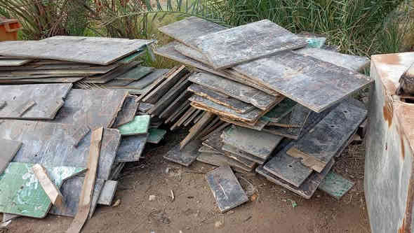 سلام عليكم خشب للبيع من ضمنه بلاويد كميه كلش هواي نضيف عنواني بغداد ابو غريب ***********
