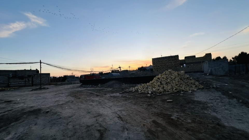 السلام عليكم عرصه ٢٠٠وبتلو ايضاً ٢٠٠ متر كامل كونكريت مسلح مدفون كدام عينك العنوان شافعيه معمل حجي هندي ملعب سامكو  للبيع الاستفسار الاتصال ع الرقم ***********
