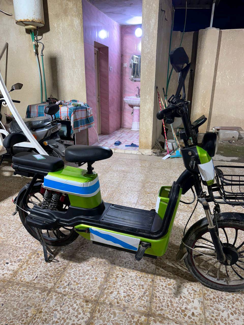 دراجه شحن قياس 20 لون زيتوني خمس بطاريات اربع نمر مثبت سرعه اشاره يمنه يسره هورن لايت عالي ناصي بريك امامي خلفي سله اماميه ومرايات دراجه نضيفه مابيها ولا زلغ السعر 300 وبيها مجال مكاني بصره خور الزبير