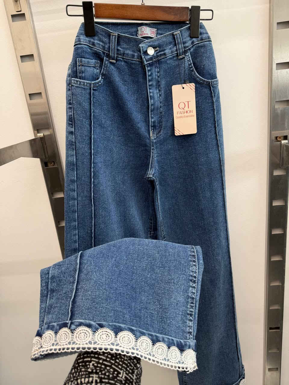 بطرون جينز تركي اصلي الطول 108🌺
العنوان الديوانيه قضاء غماس شارع الصافي 🌸
الفرع المقابيل التفاحه الخضراء 🌺
مجاور ازياء نونه  🌺
يوجد توصيل *********** جميع المحافظات العراق 🌹
