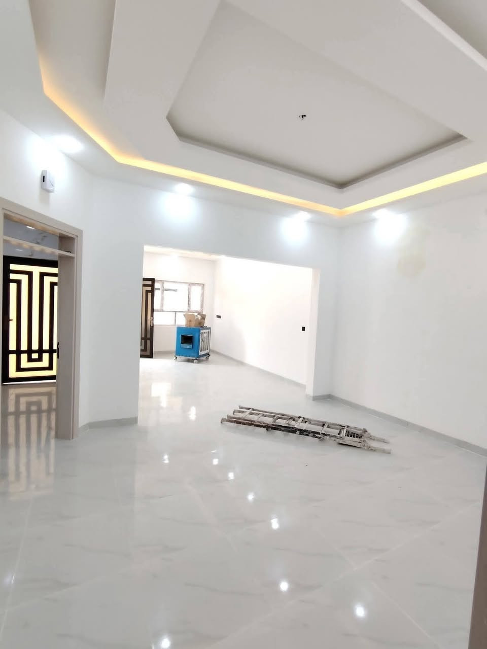 دار للبيع 

حي الملايين الأولى 

قرب جامع الصواف 

المساحة 160 م واجهة 8 م 

الدار طابقين 
الطابق الاول : غرفتين نوم وهول ومطبخ واستقبال وصحيات وكراج سيارة
الطابق الثاني : اربعة غرف نوم وهول وصحيات وبيتونة 

الدار بناء حديث فول مواصفات تسليم فوري 

سند زراعي بستان ملك صرف 
مع كرت بلدية تمليك 

خدمات كامله ماء  كهرباء شارع صبه 

للاستفسار أكثر اتصل على الأرقام 

***********
***********
