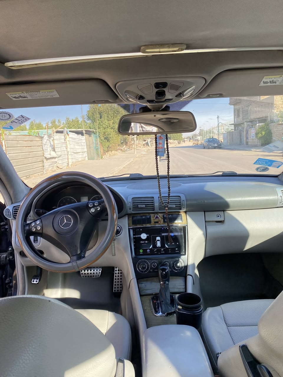 سلام عليكم
 مارسيدس c350 
مديل 2007
سيارة بسمي مشروع وطني 
رقم بغداد 11
كشنات كهرباء 
تبريد شغال 
فتحه 
تحكمات شغاله 
شاشه 
كامره 360 
محرك بلاد V6
مصبوغه عام للجماليه 
مكان السيارة بغداد الغزاليه
سعر 95 وبيها مجال 
رقم الهاتف ***********
