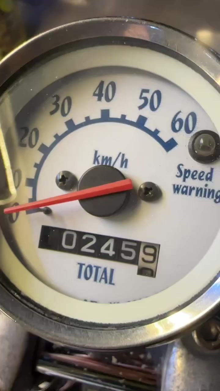 السلام عليكم دراجه كلاسك للبيع نثيه مواصفات فحل شلعه ومعدل صوت اكسل ماكو الدراجه مكفوله كفاله عامه كهربائيات كفاله كلهن شغلات اشاير يمنه يسره لايت عالي ناصي عداد السرعه شغال عداد البانزين شغال السعر 650 او بيه مجال حك الجيه المكان بغداد تقاطع درويش الاتصال على هذه الرقم ***********
