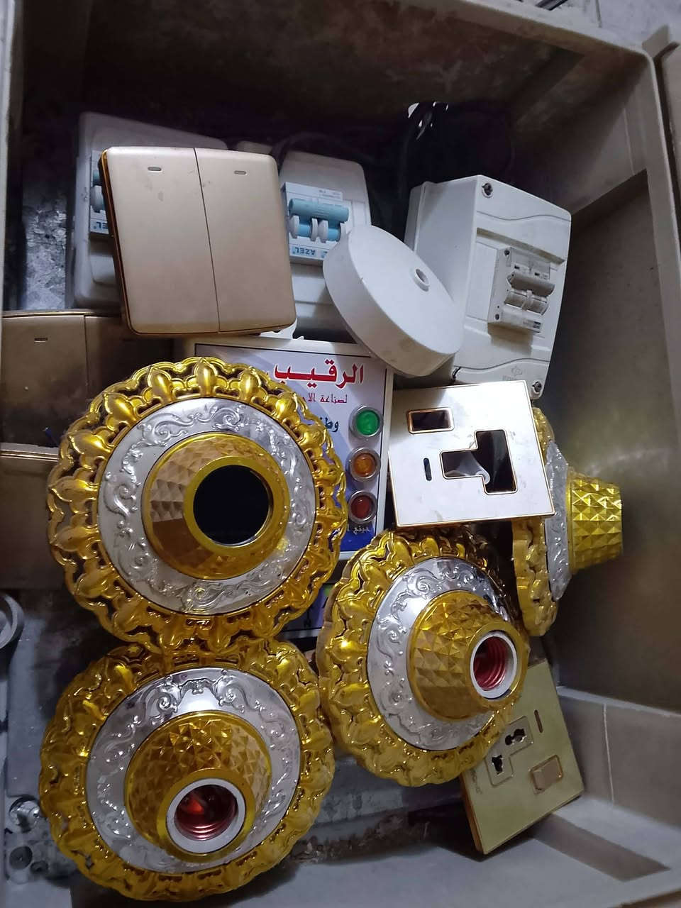 غراض كهربائيه نضيفه للبيع كله شغال على فحص 
بورد50*40,قياس جوازات ورقيب هولدارات ونقط مثل ماموضح بلصور واير اسود طول 27متر 
وابيض طول أكثر من 20م عنوان حله شارع 80 يم حلويات قصر الشام


**إذا كنت صاحب هذا الإعلان وتريد حذفه لأي سبب، رجاءا أرسل رسالة إلى الدعم الفني**