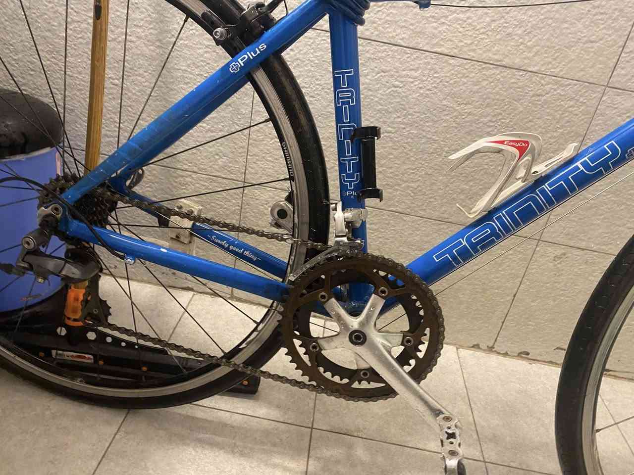 🚴‍♂️ للبيع: دراجة TRINITY Plus (إصدار DOS) 💨
المواصفات باختصار:
🔹 الهيكل: ألمنيوم خفيف جداً ومتين.
🔹 الناقل: نظام سرعات Shimano ياباني أصلي.
🔹 الويلات: طقم ويل Shimano سريع وانسيابي.
🔹 المكابح: مكابح PROMAX قوية للاستجابة السريعة.
🔹 الراحة: مقود مريح مصمم للقيادة الطويلة بدون تعب.
حالة الدراجة:
✅ نظيفة جداً وجاهزة للاستخدام الفوري. نضافه الشكل الخارجي 80‎%‎
✅ مثالية للرياضة، التوصيل، أو المشاوير اليومية.

العنوان : بغداد حي الجهاد
الرقم : ***********
