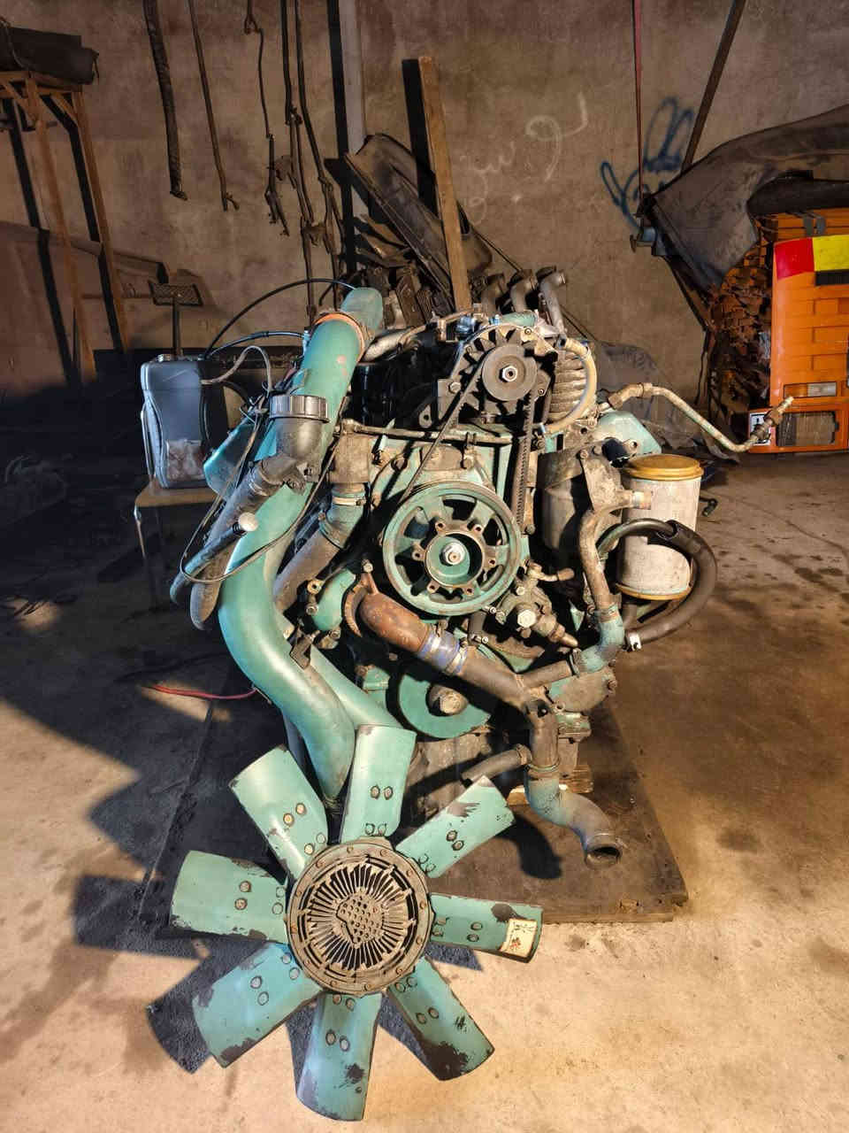 سلام عليكم. مكينه اسكانيا 143 اوربيه ما مشتغله بالعراق.  (0.8) مكان العماره 
الاتصال. ***********
