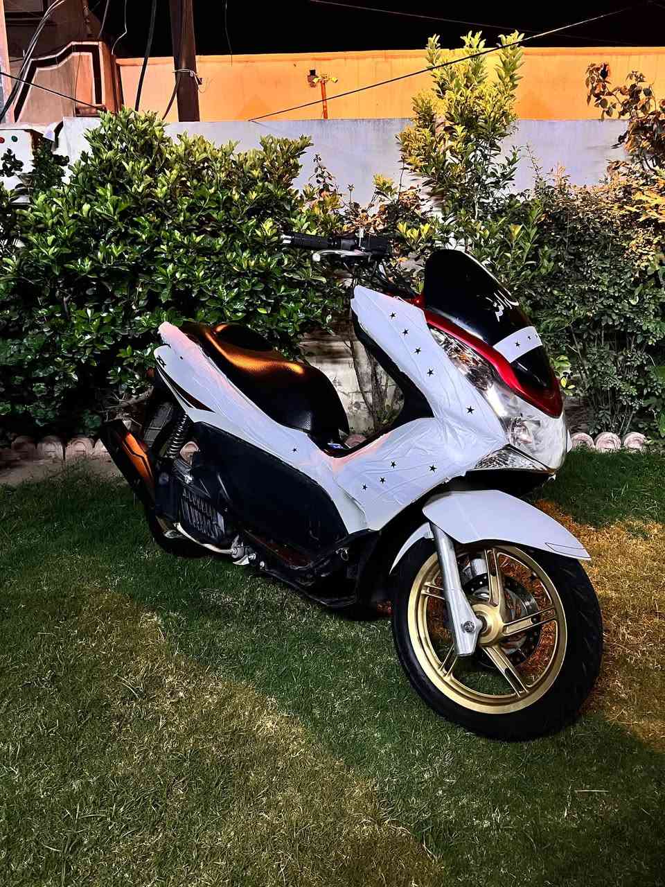 السلام عليكم
دراجه بي سي اكس pcx
جيل اول ياباني 
محرك 150cc
محرك شرط ممفتوح شرط الفحص 
دراجه نظيفه بيها ملاحضات بالكفر الامامي
حساس ازدحام 
حساس ستاند 
تدفئه يدات هيتر 
منظومه زنون 
كهربائيات شغاله 
كلشي بيها شغال ومكفول 
تايرات جدد 
السعر مليون قفل 🔒 
***********
