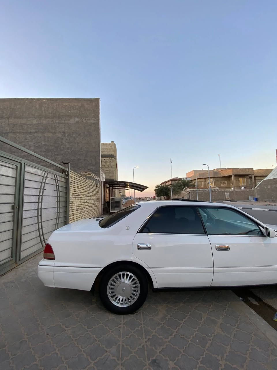 سلام عليكم راس ثور فلات مديل 2000 كرستال اصل فتحه وجنجر بلاد مكفوله من لكص ونقل جثه وضربه بيها مكانات صبغ فقط كير ومكينه فيفتي فيشه وحده تبريد قطعتين حداده تخم تاير جديد سياره مبدله بيها تبديل شفقه فقط ولباقي كفاله سنويه 2028 رقم بصره انلكيزي سعر 90 وبيها مجال قليل  لاتصال ع رقم ***********
