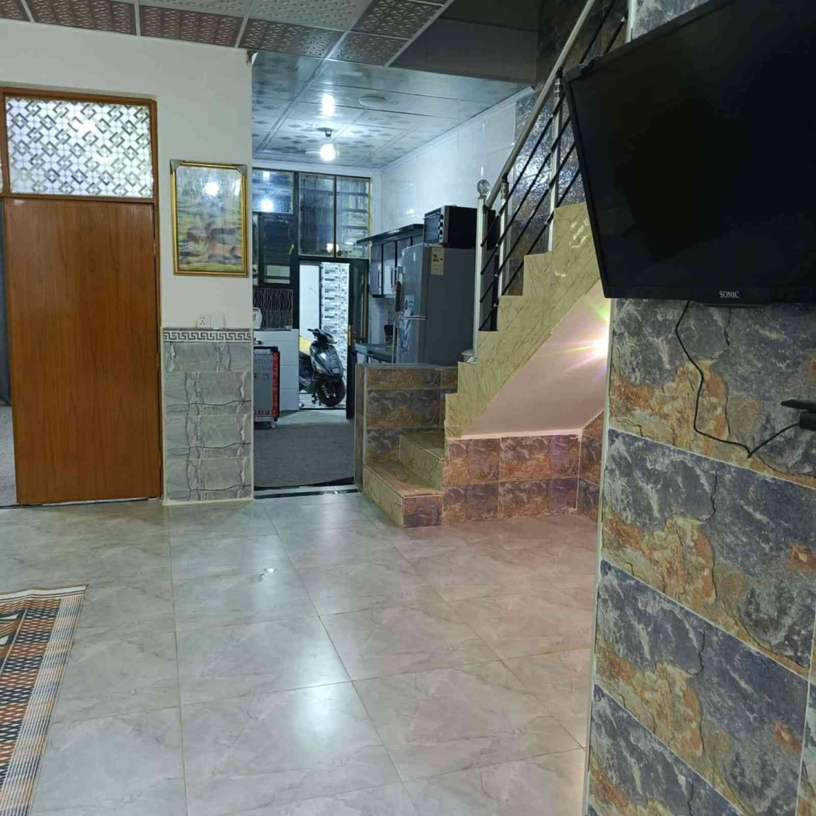 مكتب ولايه علي 

بيت للبيع المساحه 135 متر زراعي بنيان جديد درجه أولى جاهز 

أساس وسقف صب كونكريت بنيان طابوك بورسلين سيراميك 

يتكون من غرفتين نوم وصاله واستقبال ومطبخ وصحيات داخليه وخارجيه وطارمه ومكشوفات 2

العنوان شارع المطار الجديد خلف جدو مول يبعد عن للشارع العام 150 متر شارعه 10 متر 

ويا البيت سبالت عدد 2 وكاونتر وكناتير 2 وطباخ 

السعر المطلوب 65 مليون  مع الاثاث 
فارغ سعره 63 مليون 

للاستفسار اتصال أو واتس اب 
***********
ابو علي العبدلي
