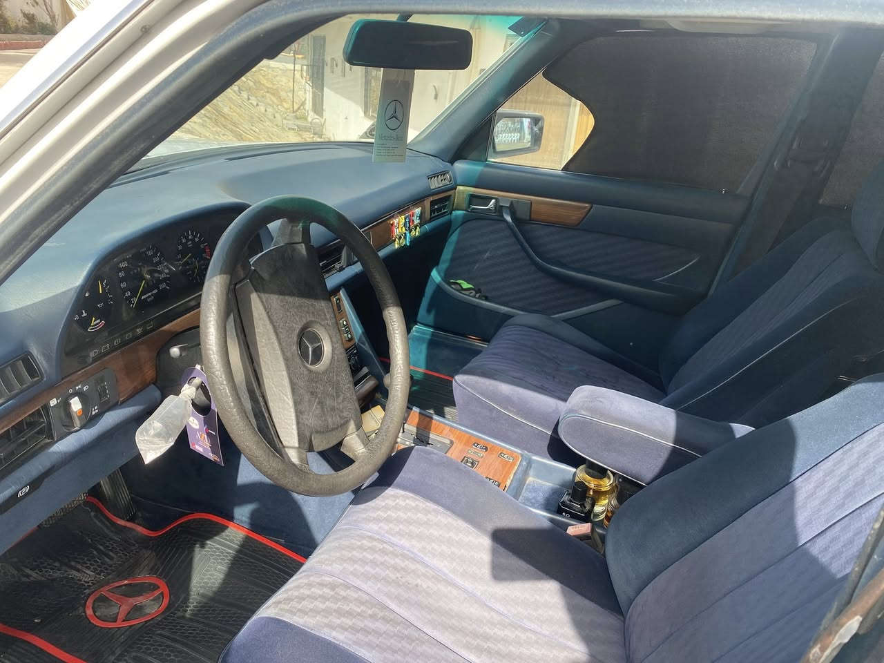 سلام عليكم مرسدس باب قصير سياره على بلاديه كله غرفه بلاديه مكينه ماملعوب بيه تايرات جداد صدر امامي خلفي تبريد ثلج (ملاحظه سياره بيه قطع صبغ مو كله )***********
