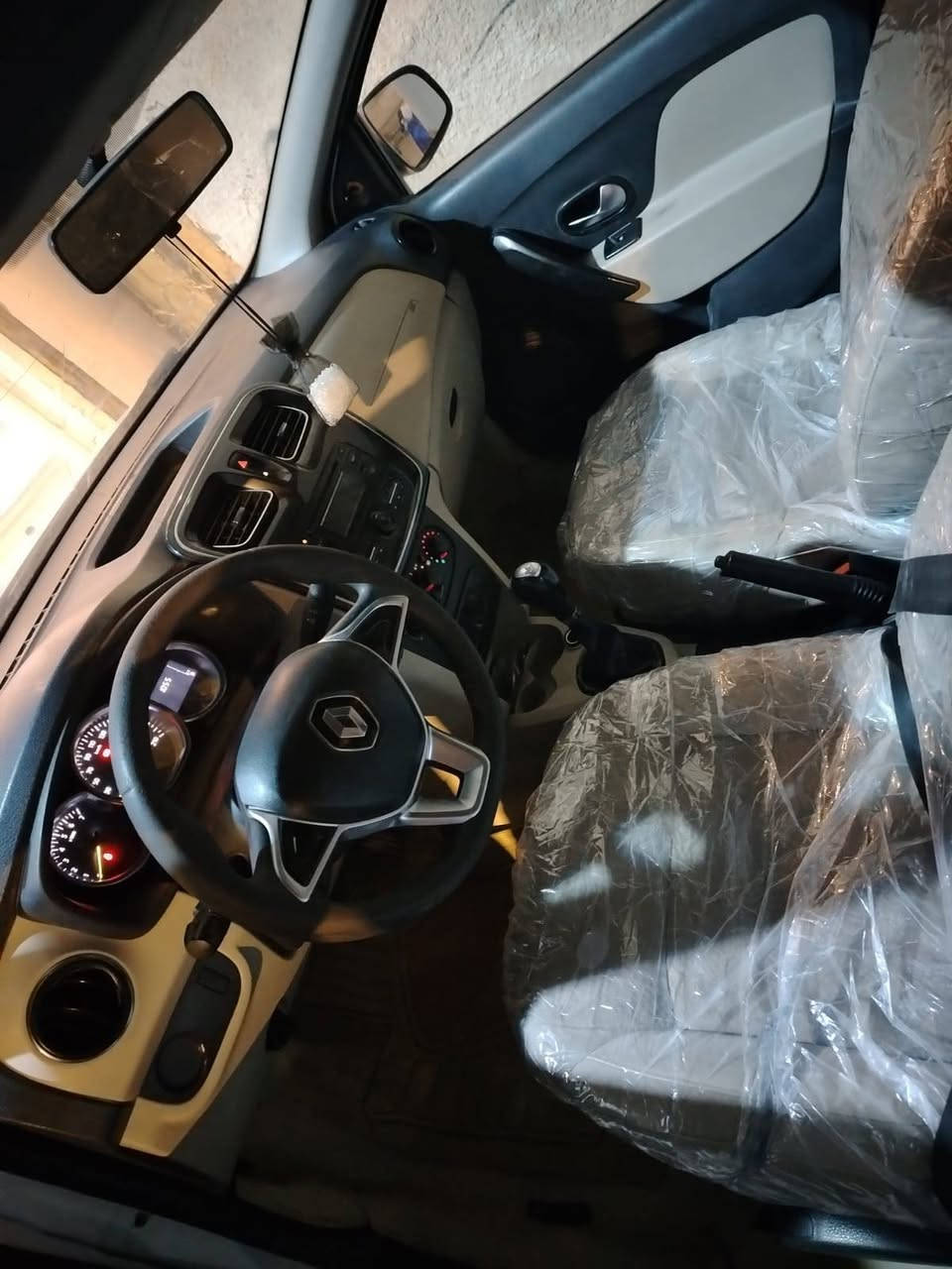 رينو سمبل 2017 سياره كلش جديده كير محرك حداديه تبريد ثلج🥶 ماناقصه برغي مكفوله من الكصه السياره اصوليه بس بدون تحويل مكفوله سرقه وعشاير مكاني البصره السعر 45 وبيه مجال ***********
